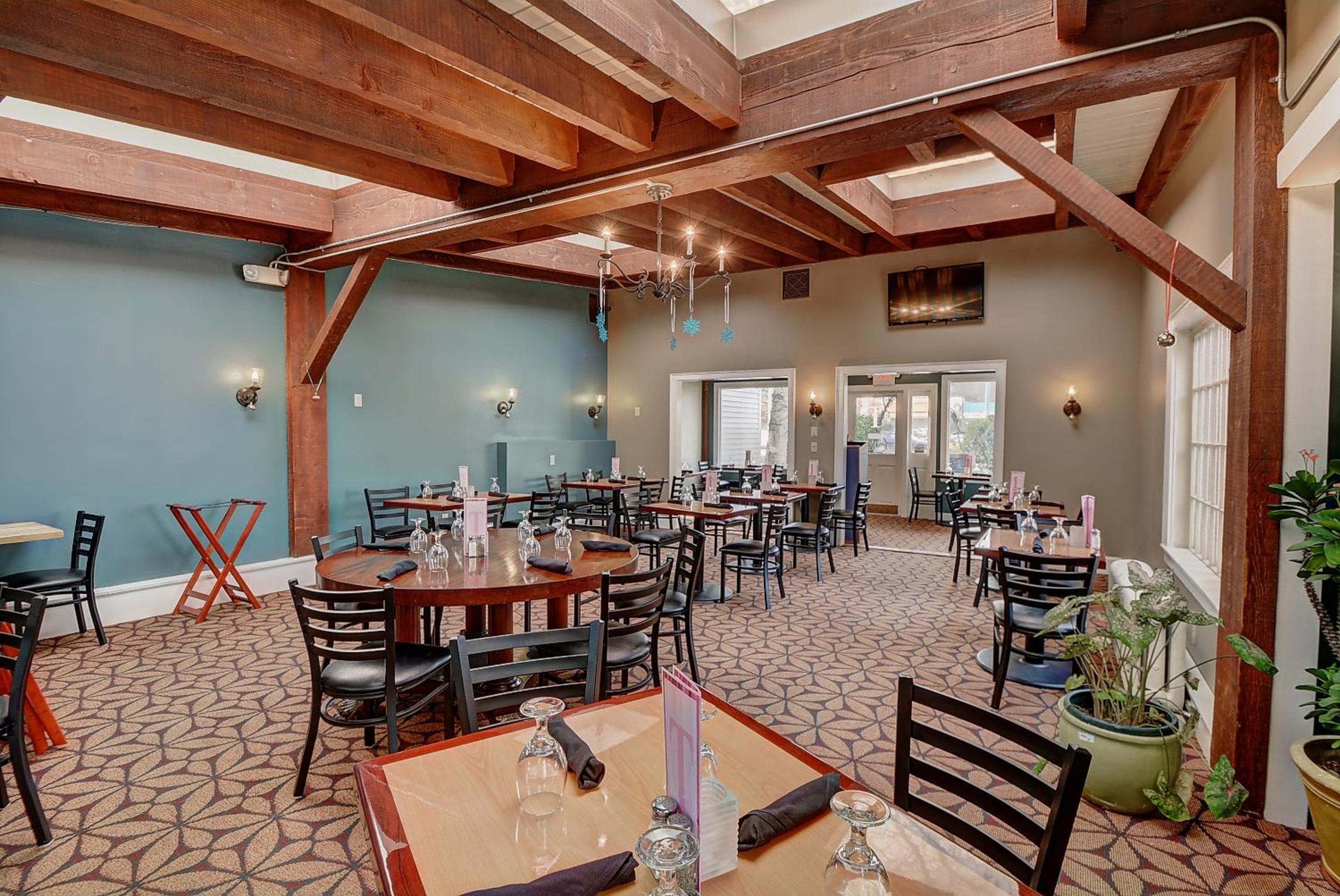 Brattleboro Vacations - Colonial Motel and Spa - Property Image 3