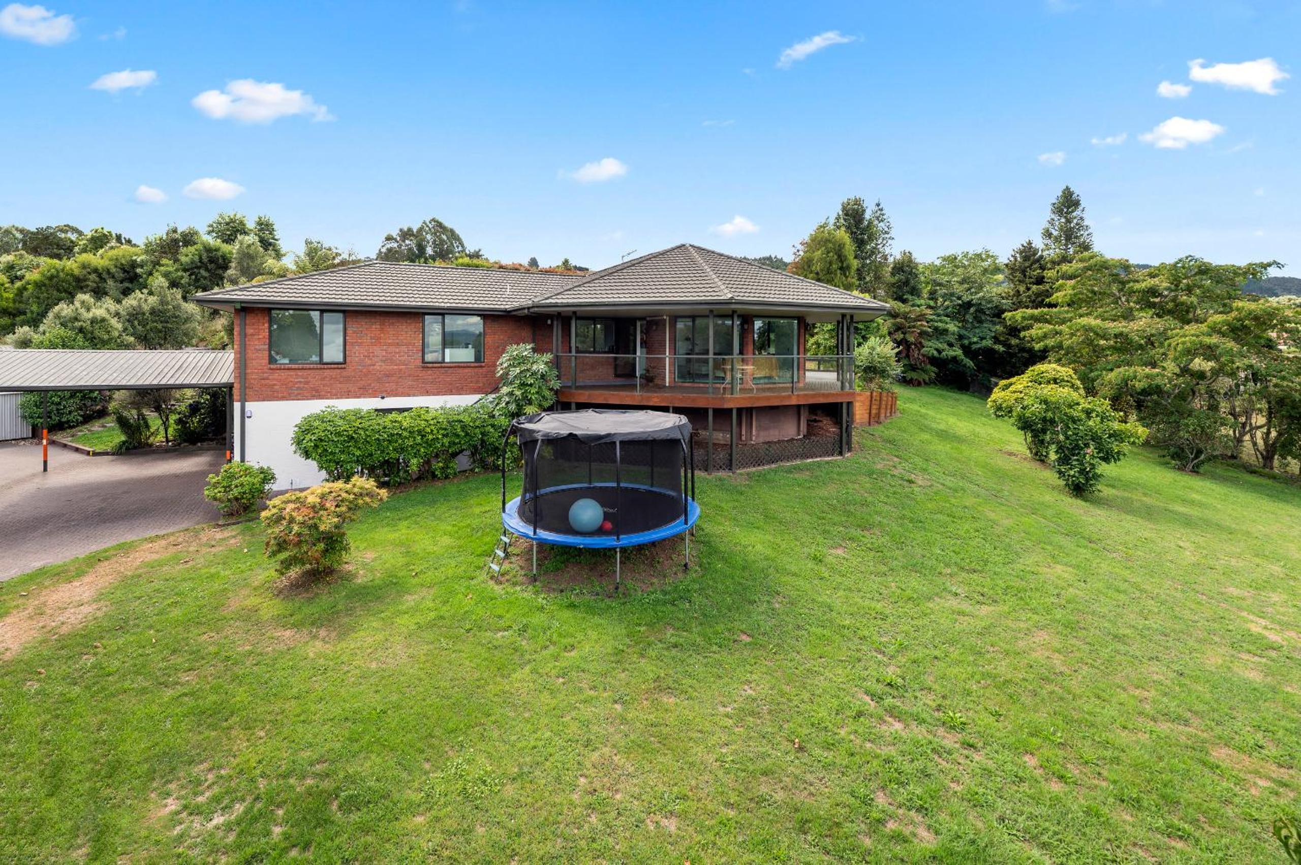 Spacious Rotorua Family Retreat with Huge Garden - Up to 11 Guests