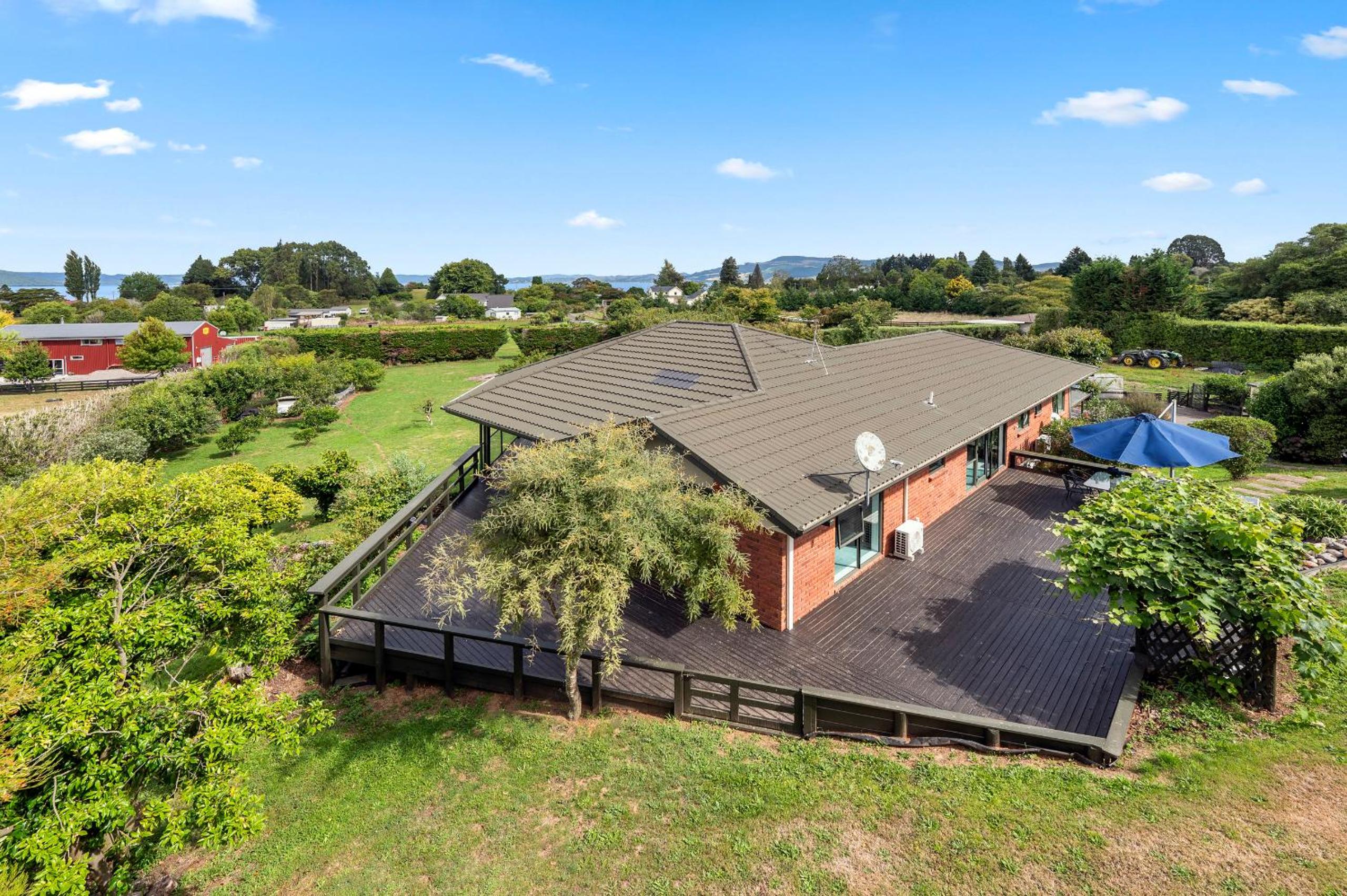 Spacious Rotorua Family Retreat with Huge Garden - Up to 11 Guests