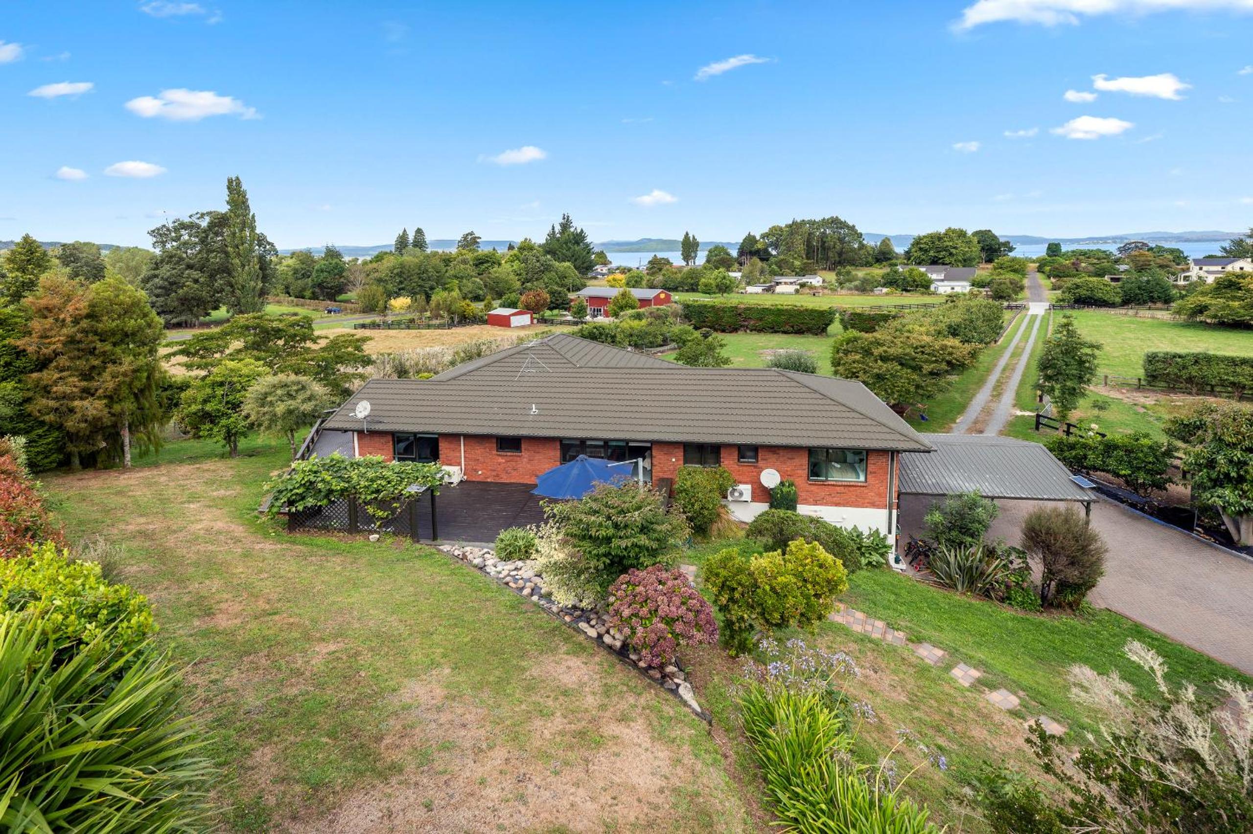 Spacious Rotorua Family Retreat with Huge Garden - Up to 11 Guests