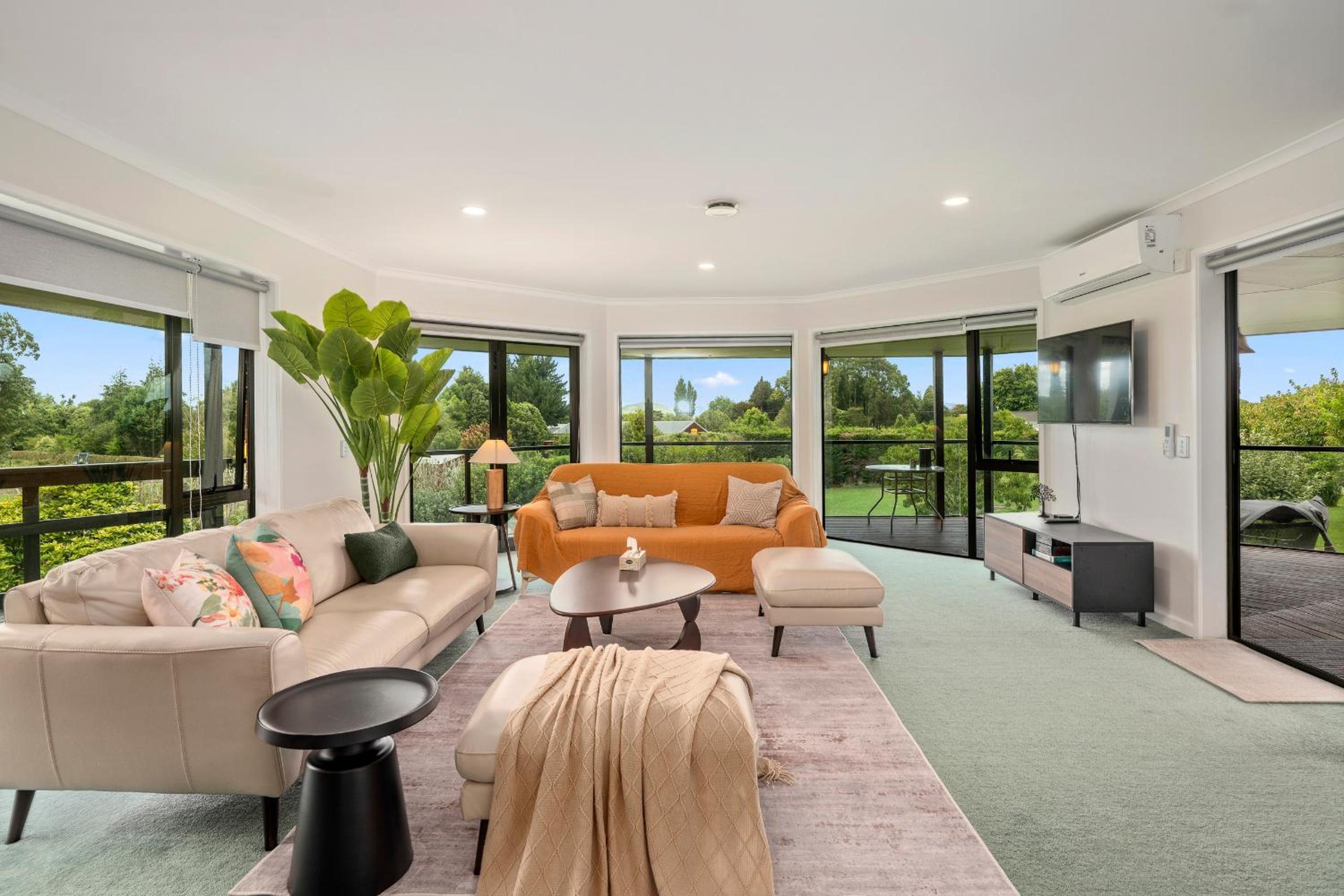 Spacious Rotorua Family Retreat with Huge Garden - Up to 11 Guests
