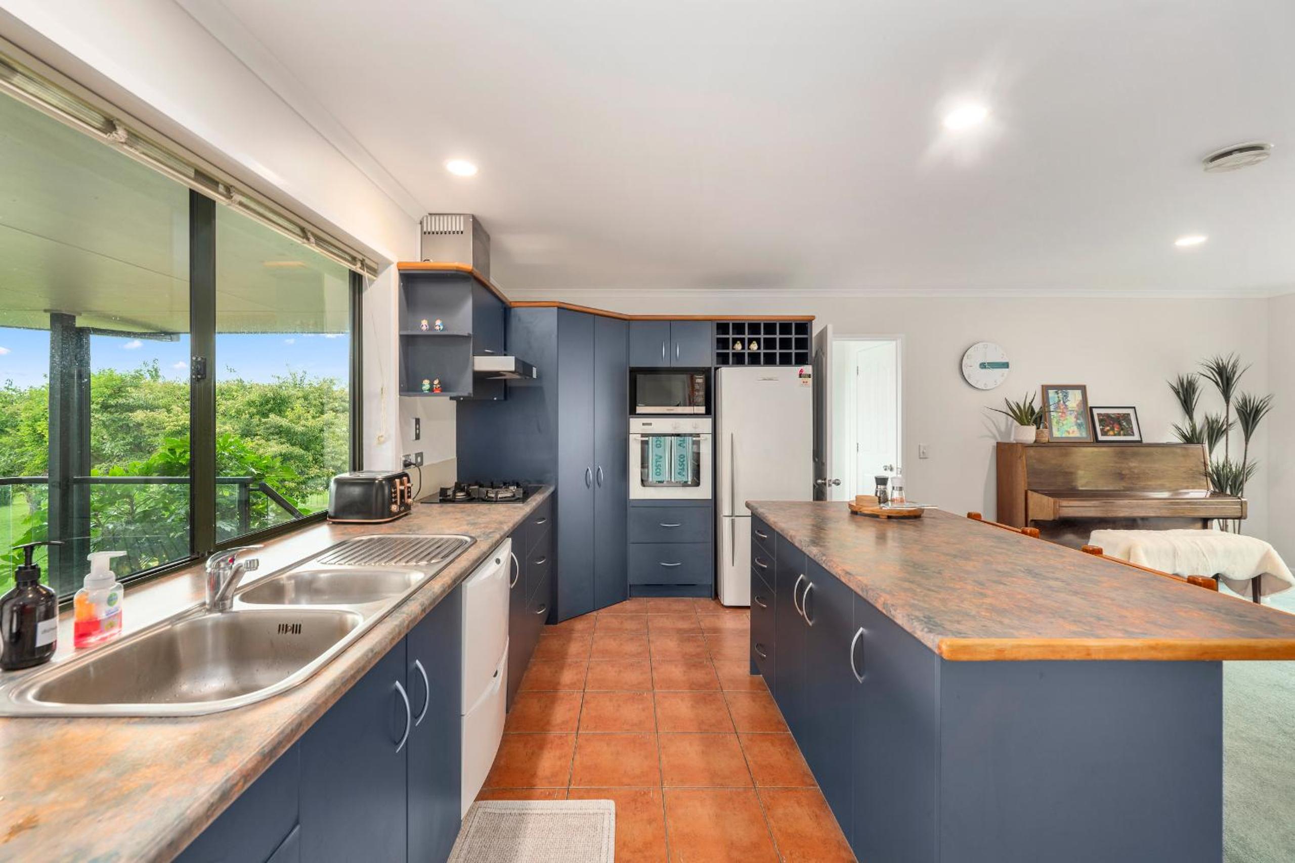 Spacious Rotorua Family Retreat with Huge Garden - Up to 11 Guests