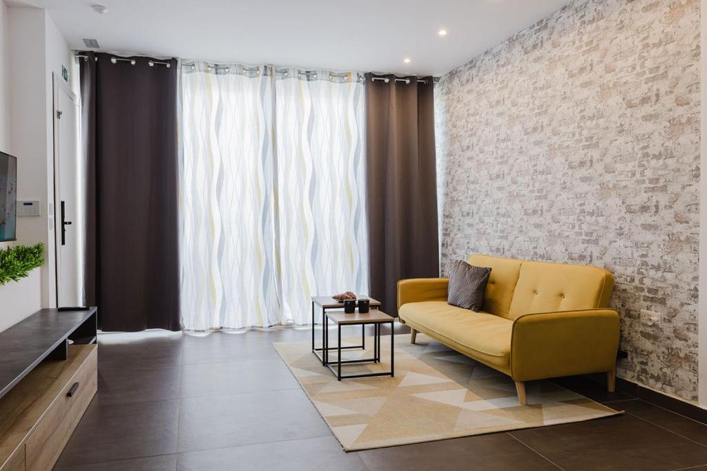Lovely Penthouse in ST Paul's by Homely photo 4