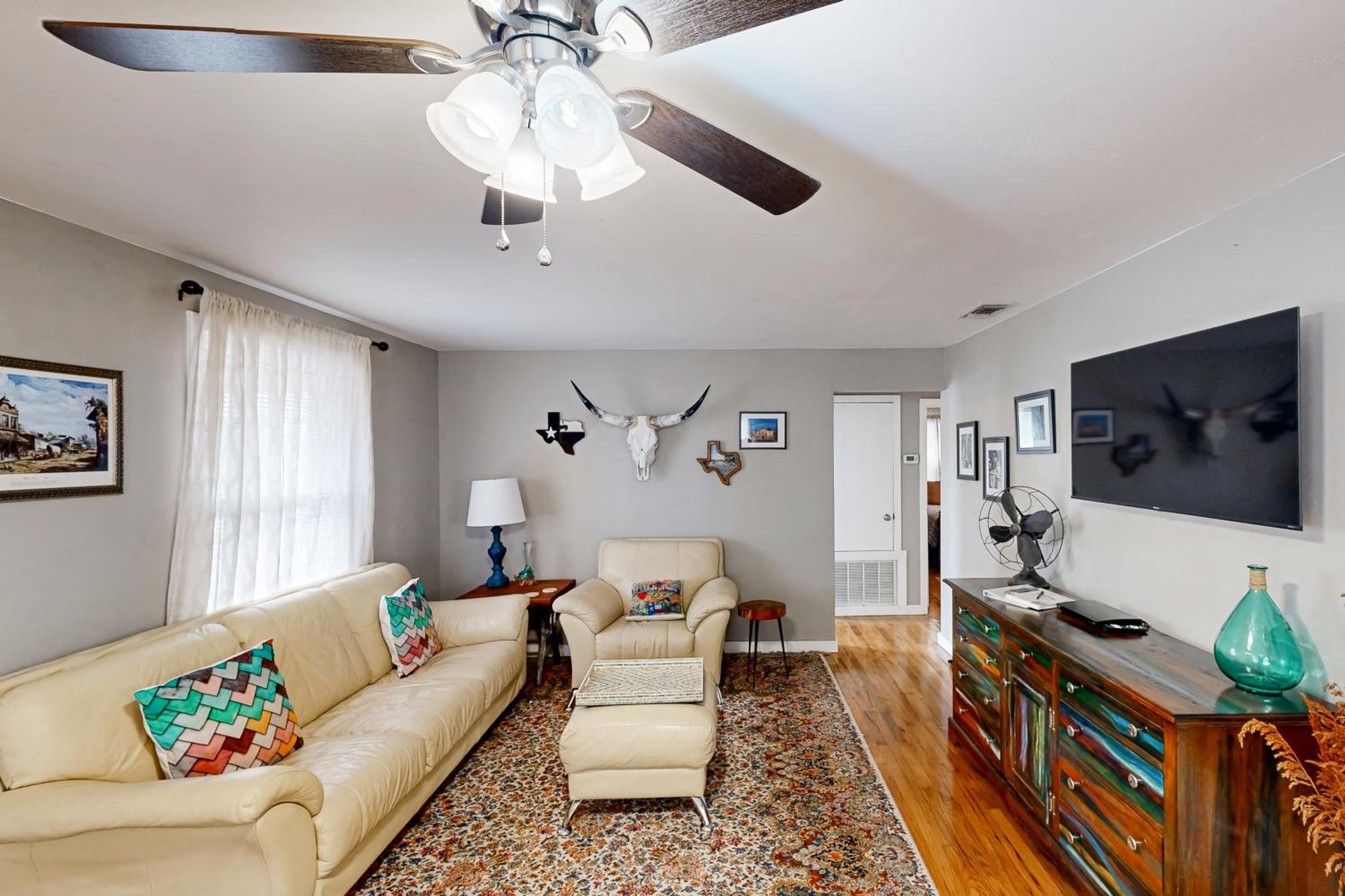 Play Room, Patio and Fire Pit! Cozy Kerrville Home