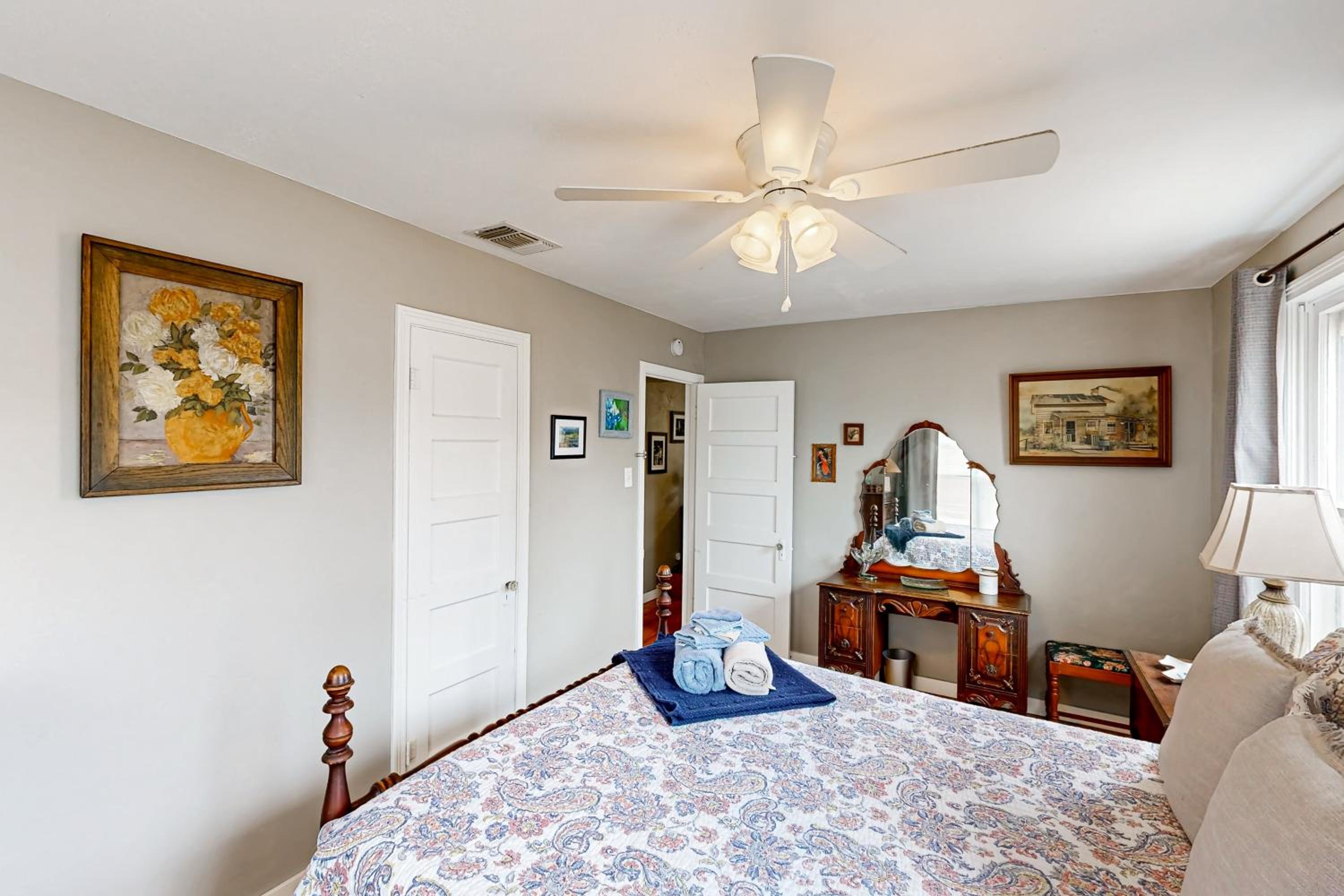Play Room, Patio and Fire Pit! Cozy Kerrville Home