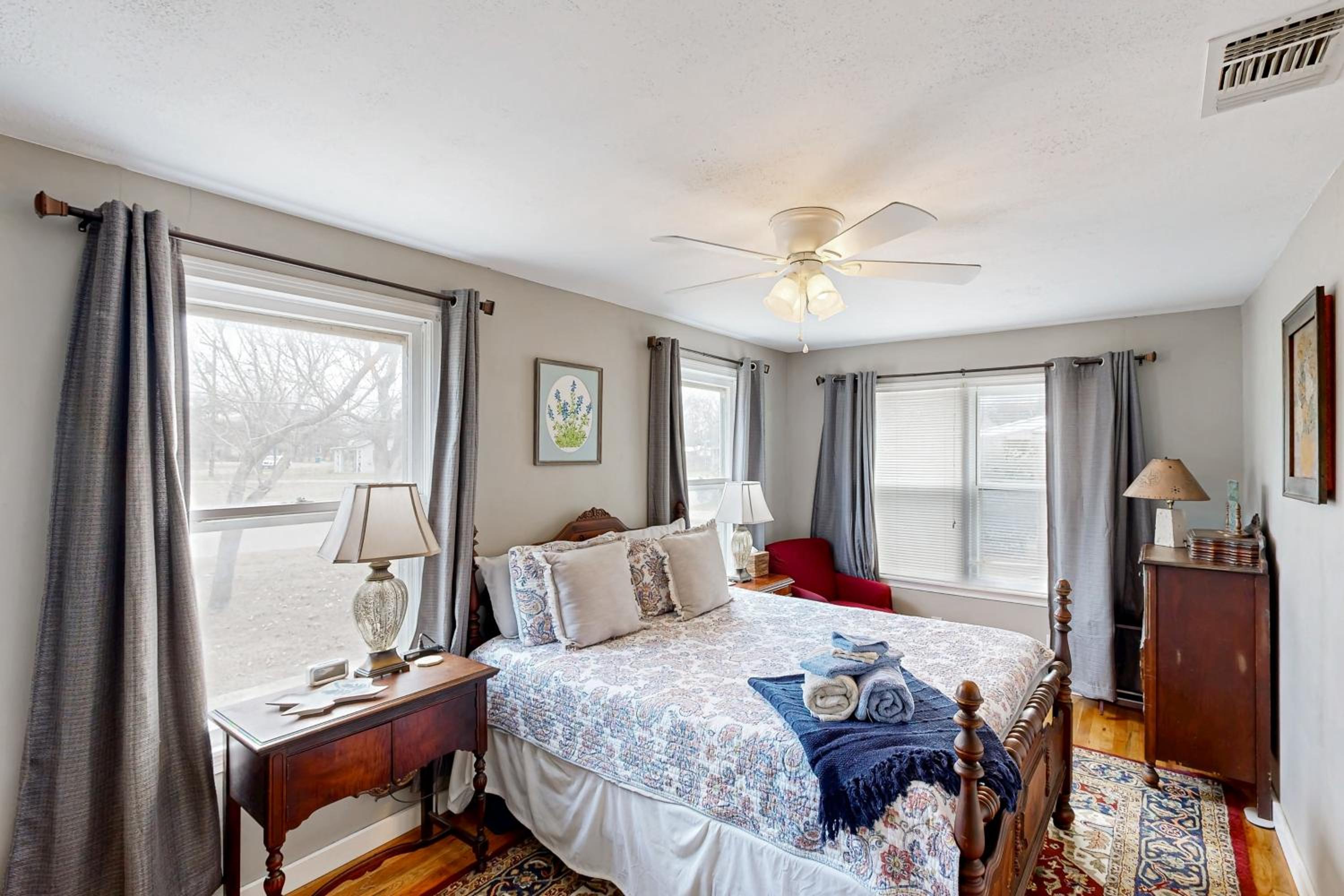 Play Room, Patio and Fire Pit! Cozy Kerrville Home