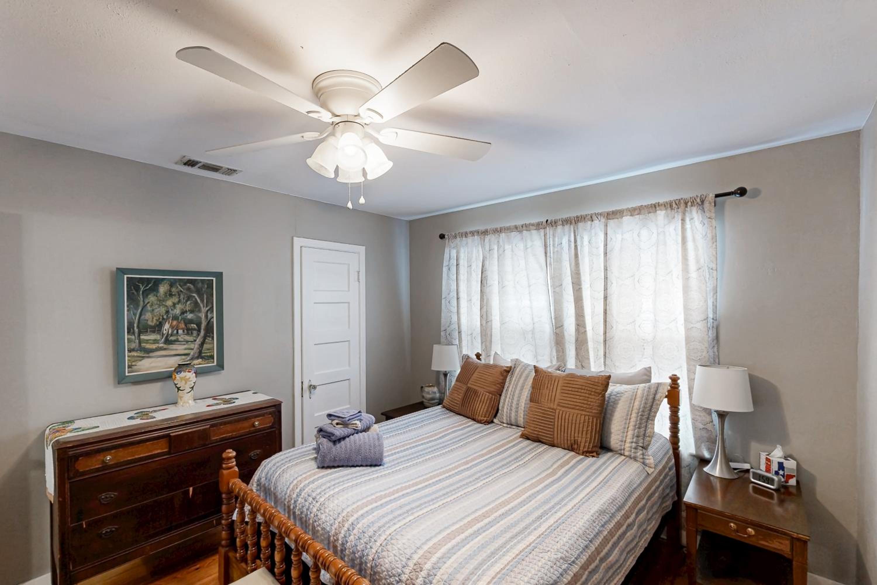 Play Room, Patio and Fire Pit! Cozy Kerrville Home