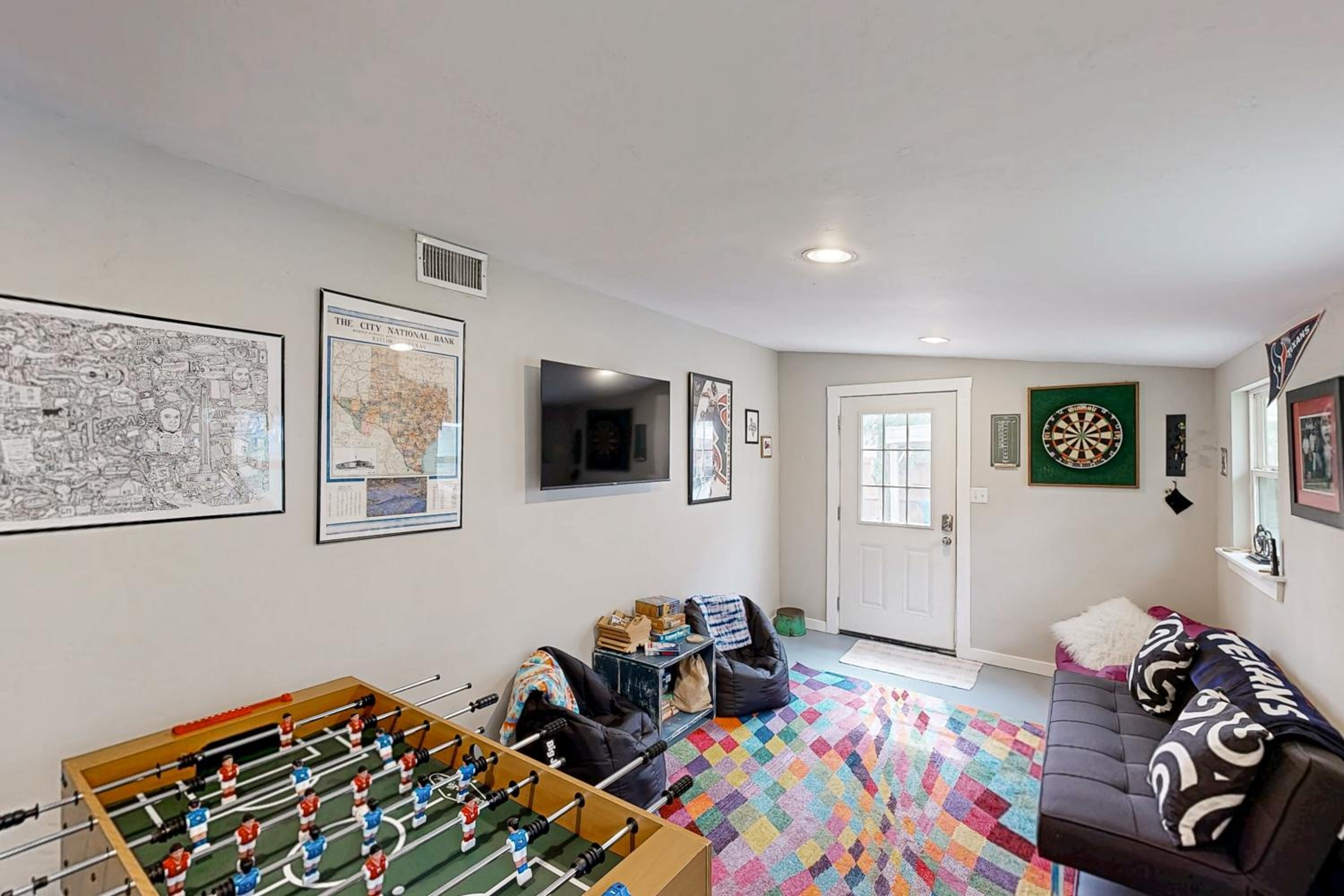 Play Room, Patio and Fire Pit! Cozy Kerrville Home