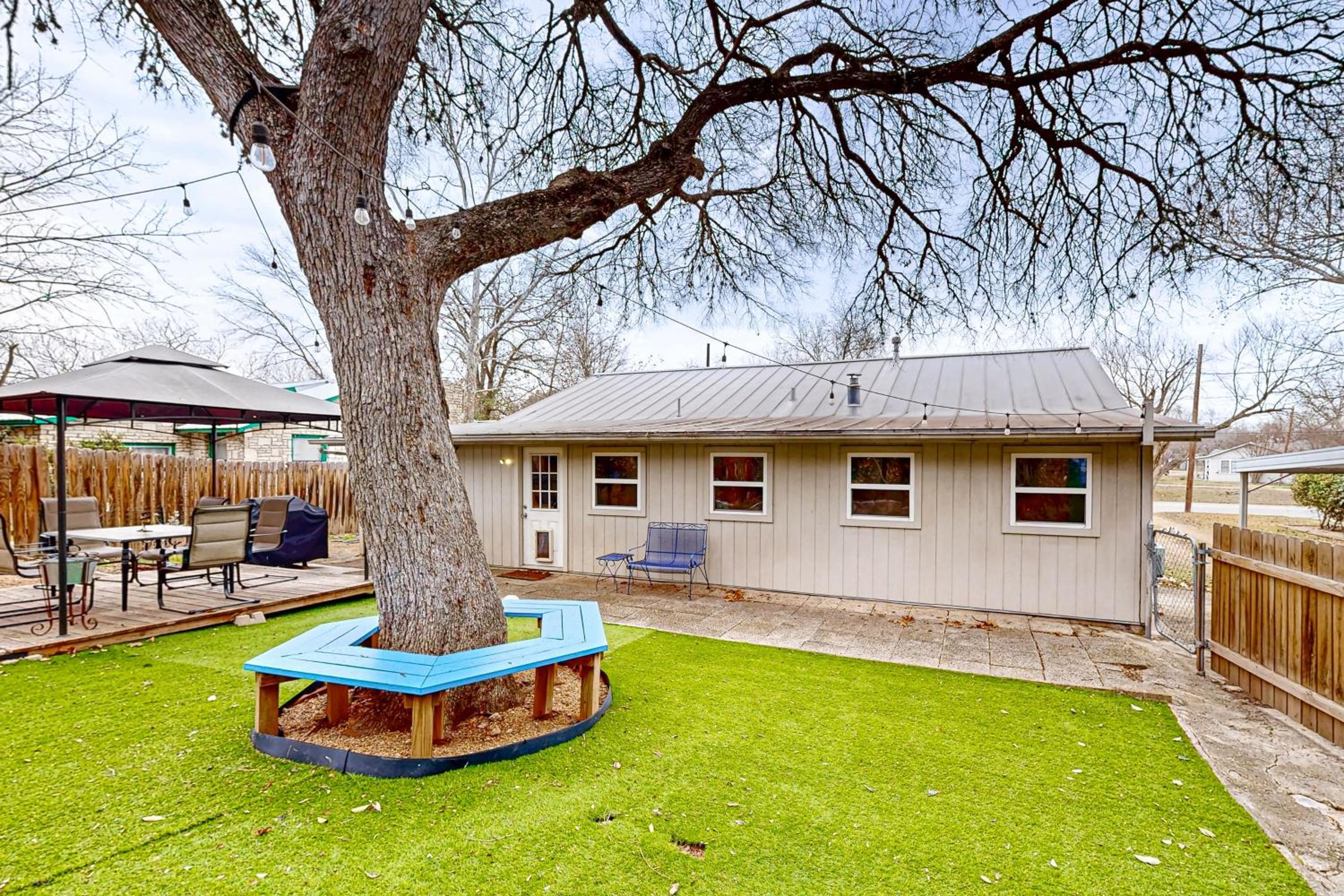 Play Room, Patio and Fire Pit! Cozy Kerrville Home