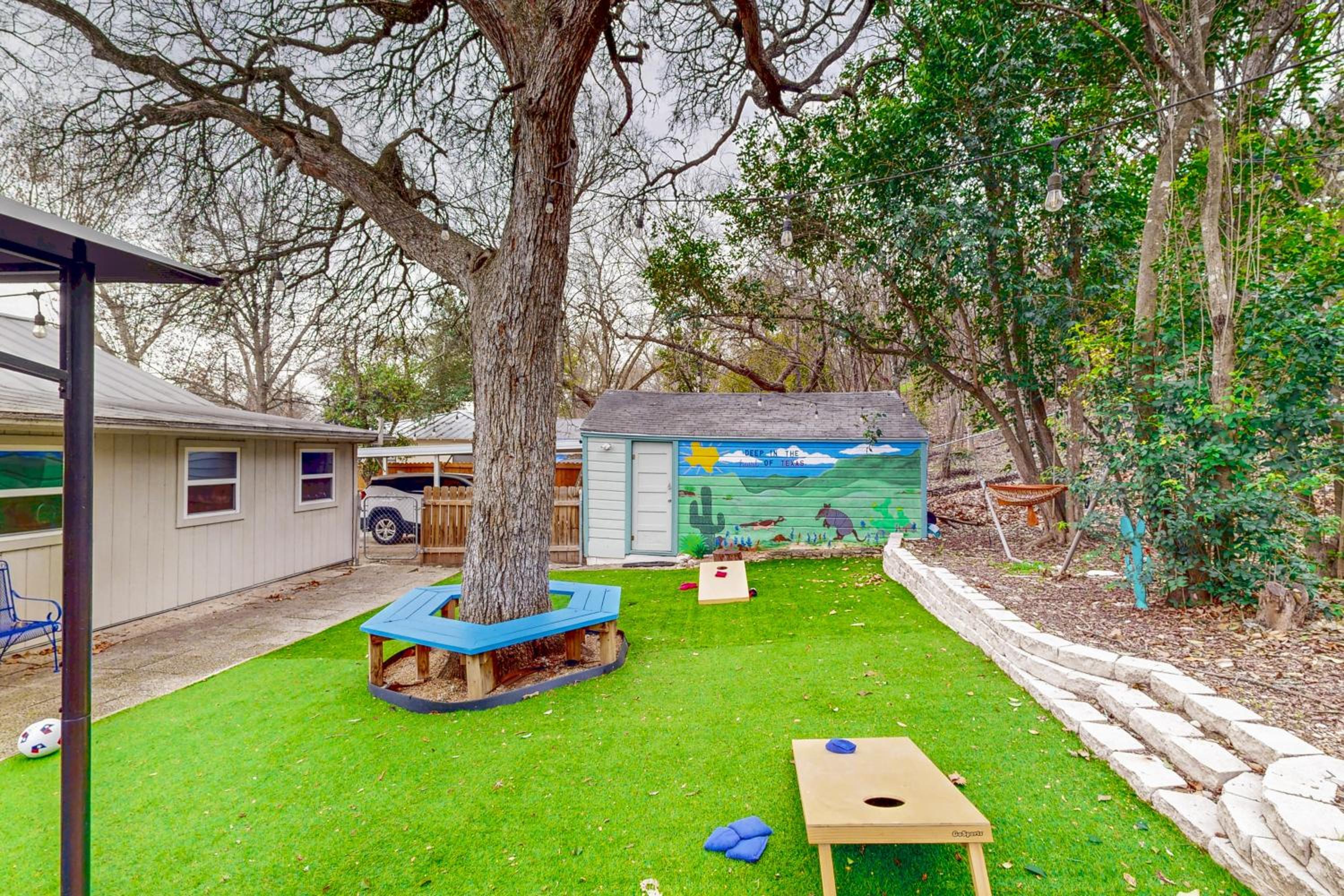 Play Room, Patio and Fire Pit! Cozy Kerrville Home
