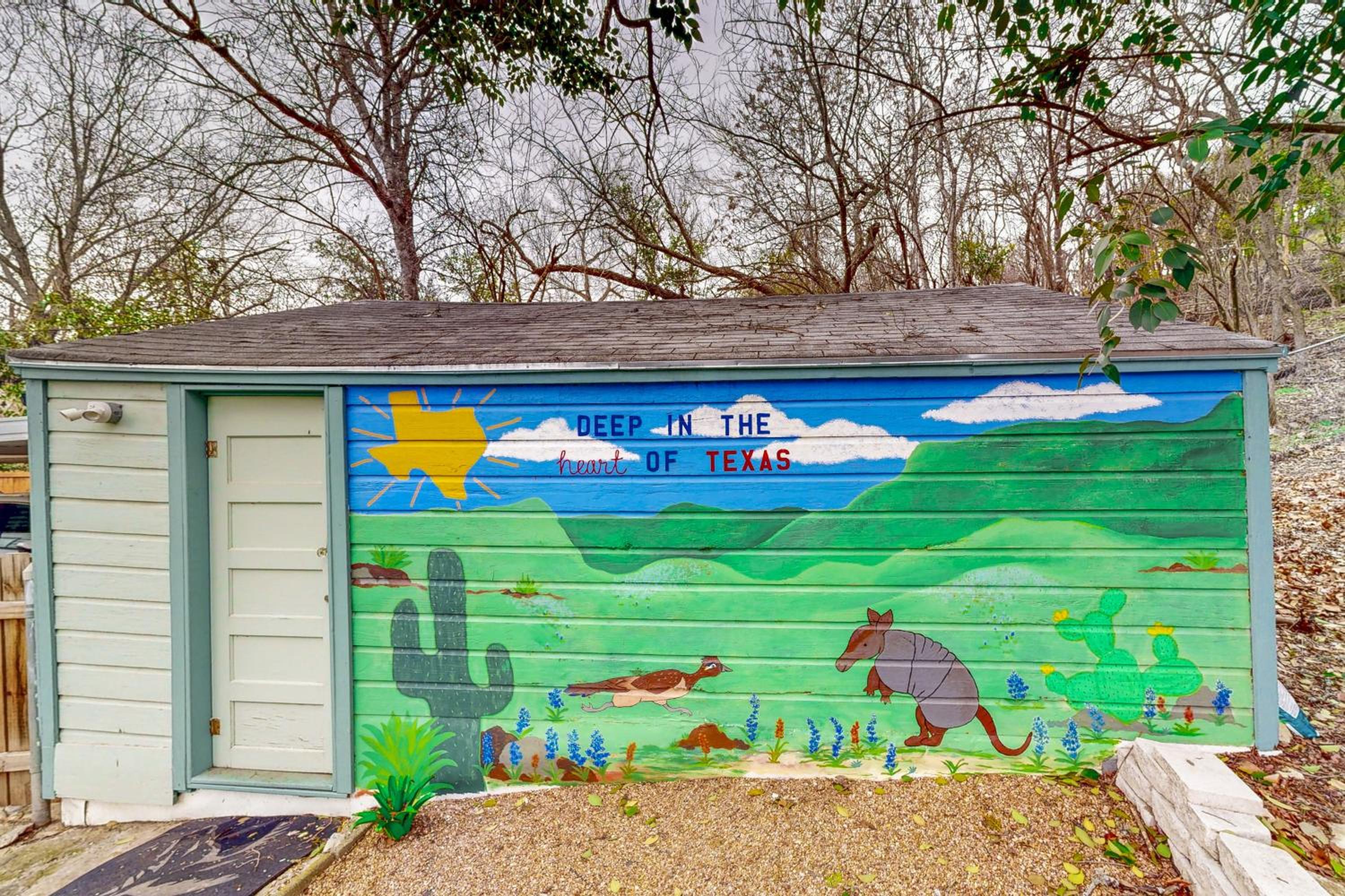 Play Room, Patio and Fire Pit! Cozy Kerrville Home