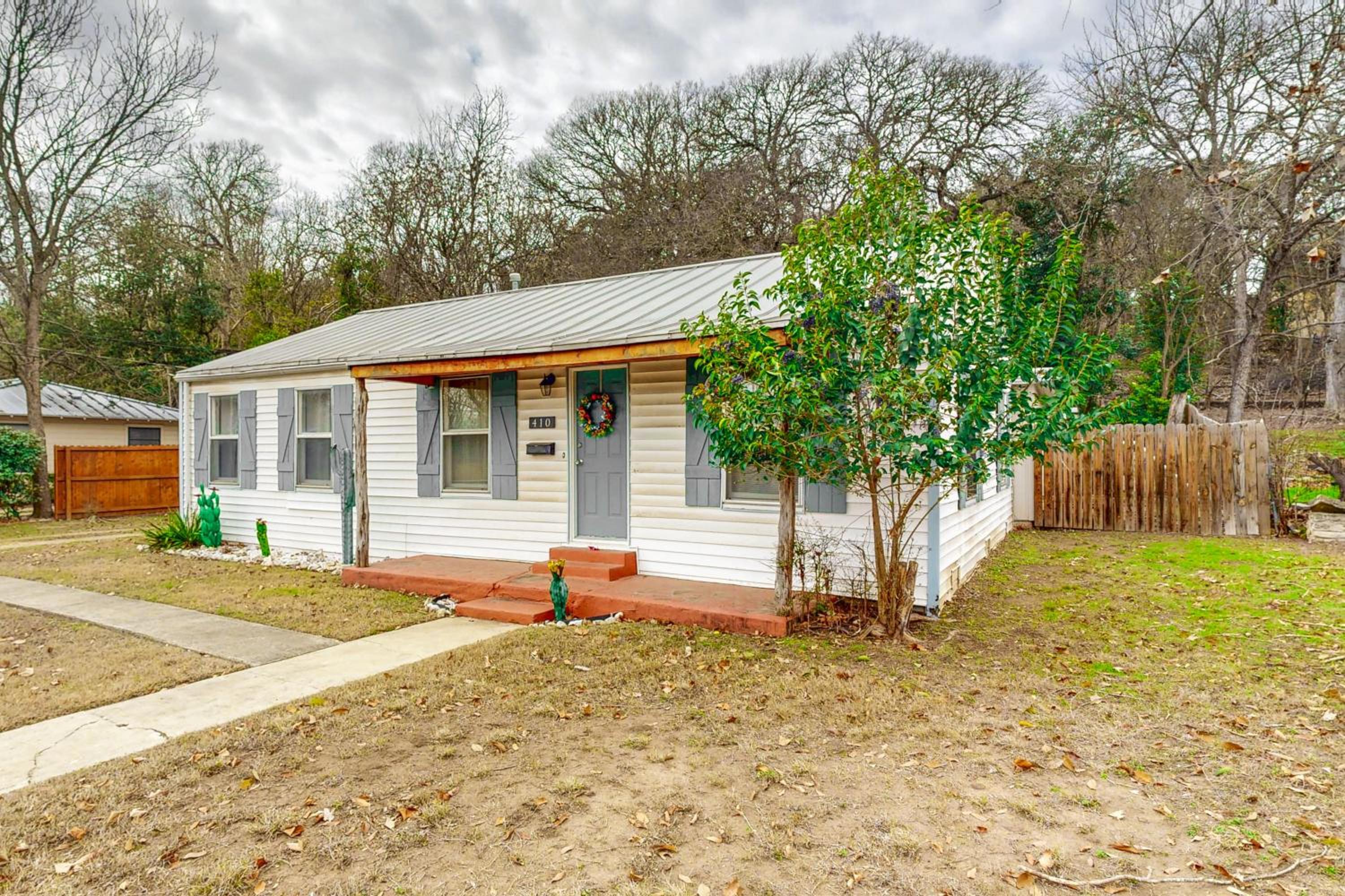 Play Room, Patio and Fire Pit! Cozy Kerrville Home