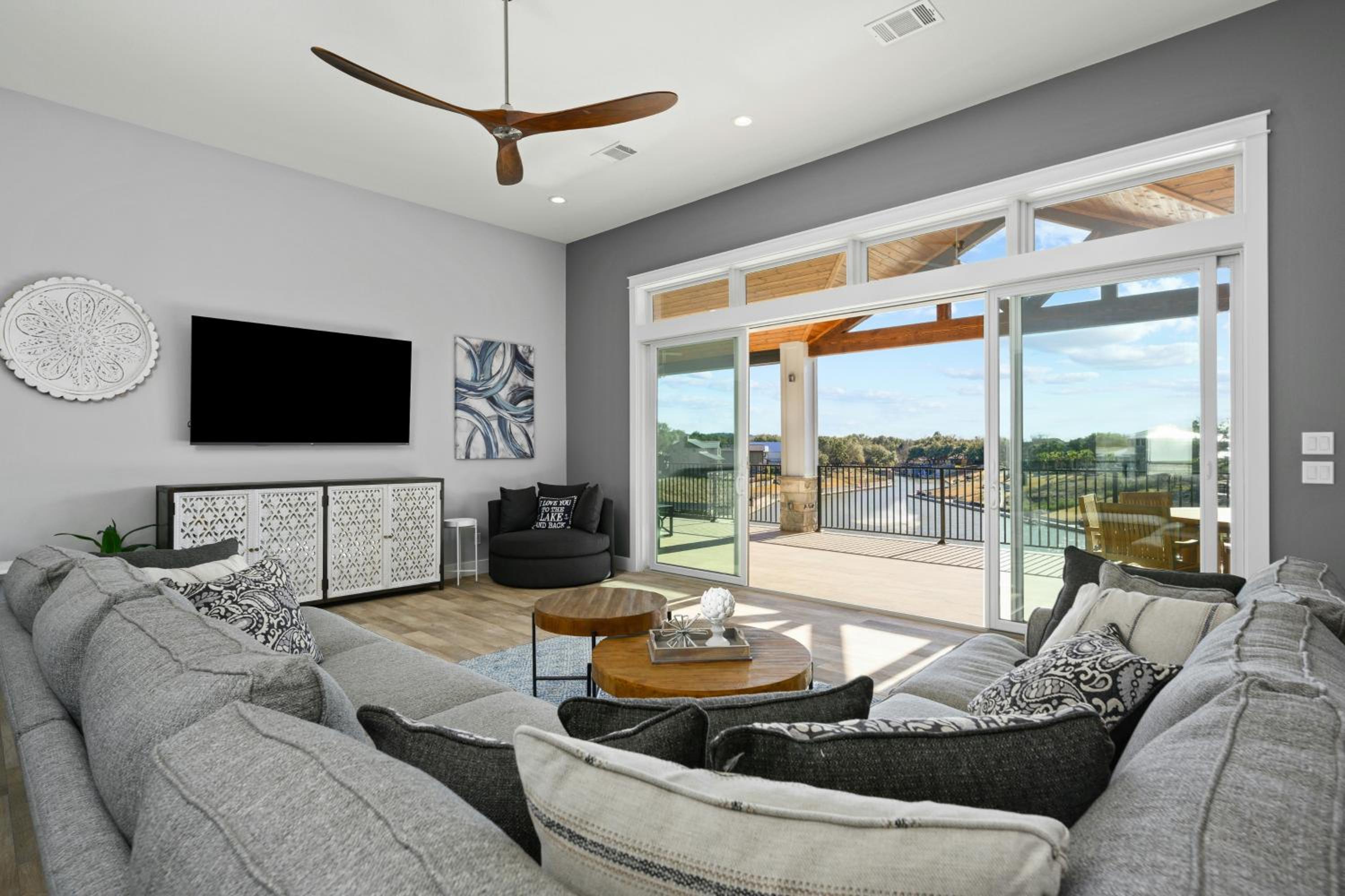 5 BR Home on lake with Pool, spa, Golf, boating