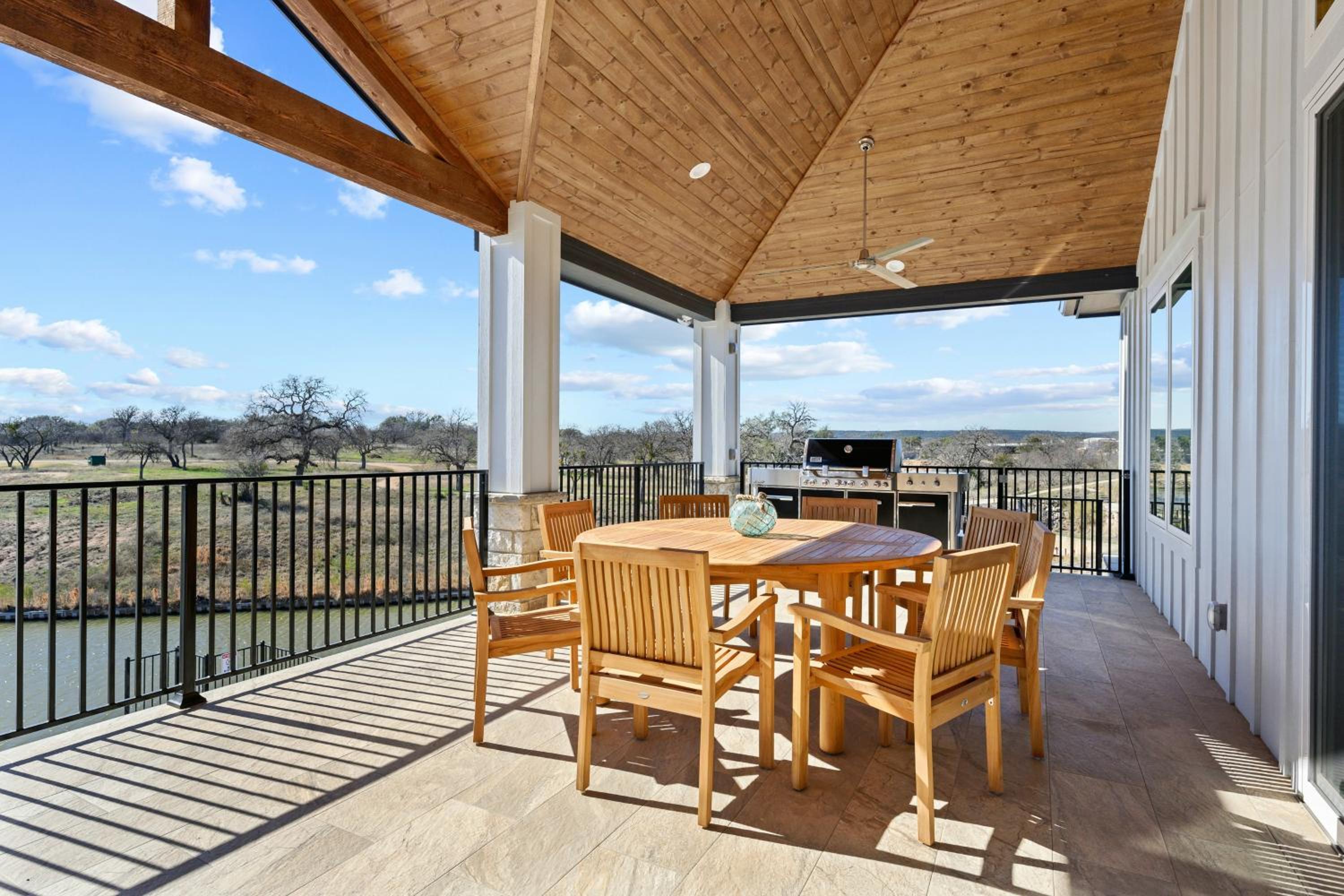 5 BR Home on lake with Pool, spa, Golf, boating