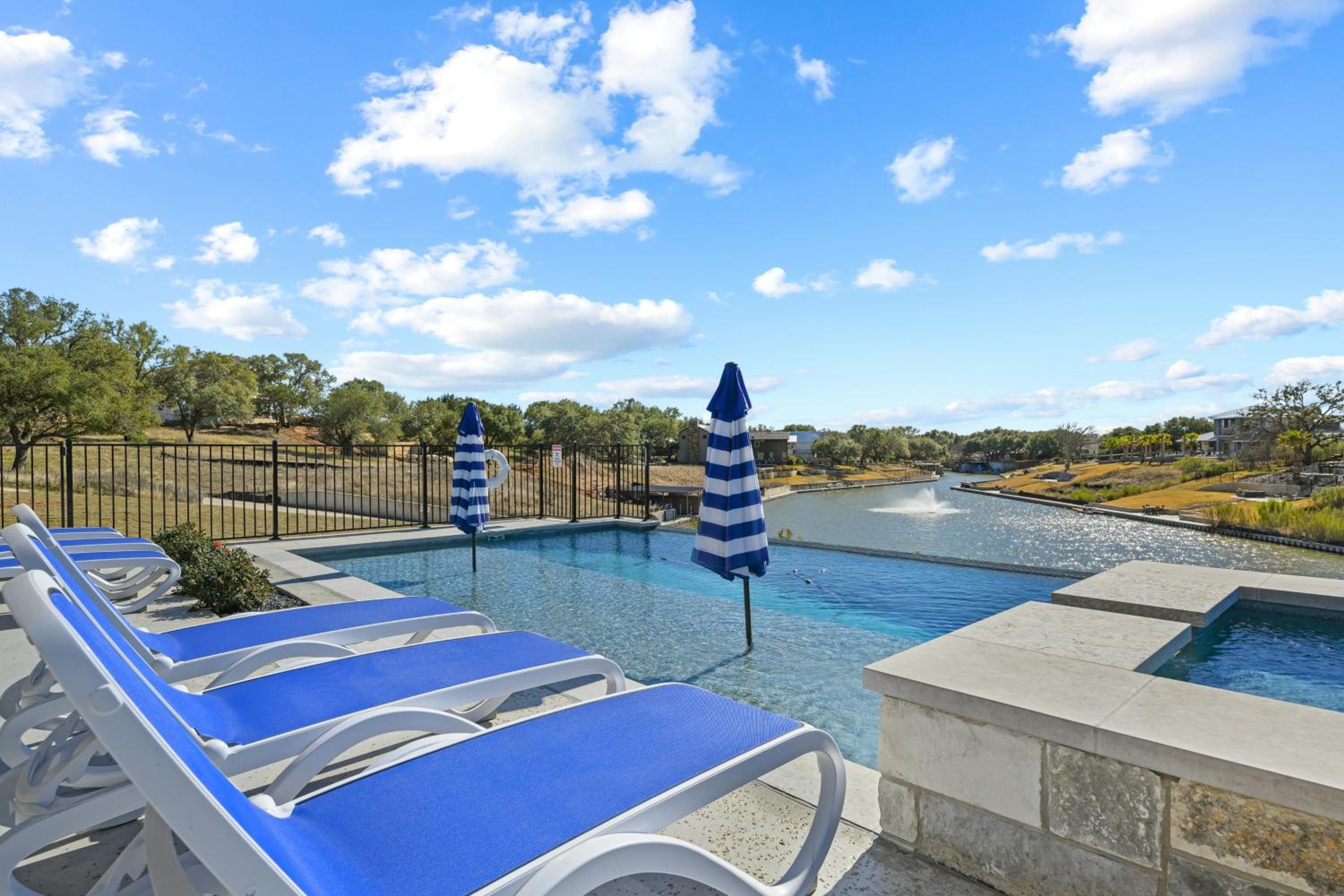 5 BR Home on lake with Pool, spa, Golf, boating