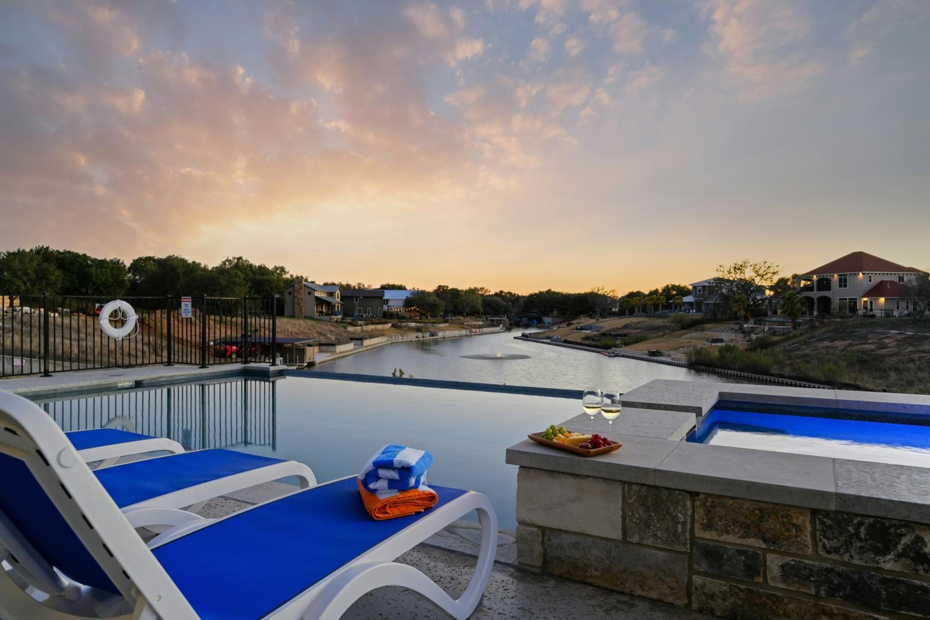 5 BR Home on lake with Pool, spa, Golf, boating