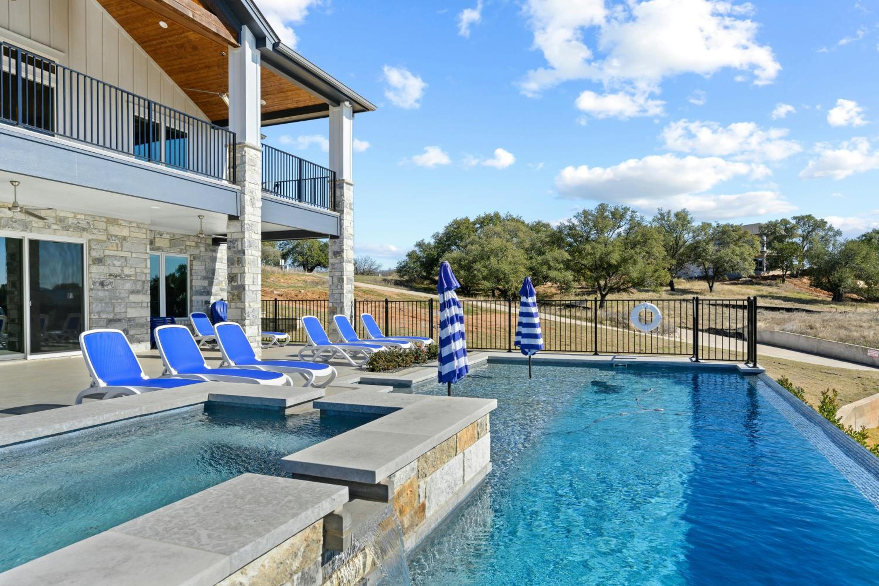 5 BR Home on lake with Pool, spa, Golf, boating