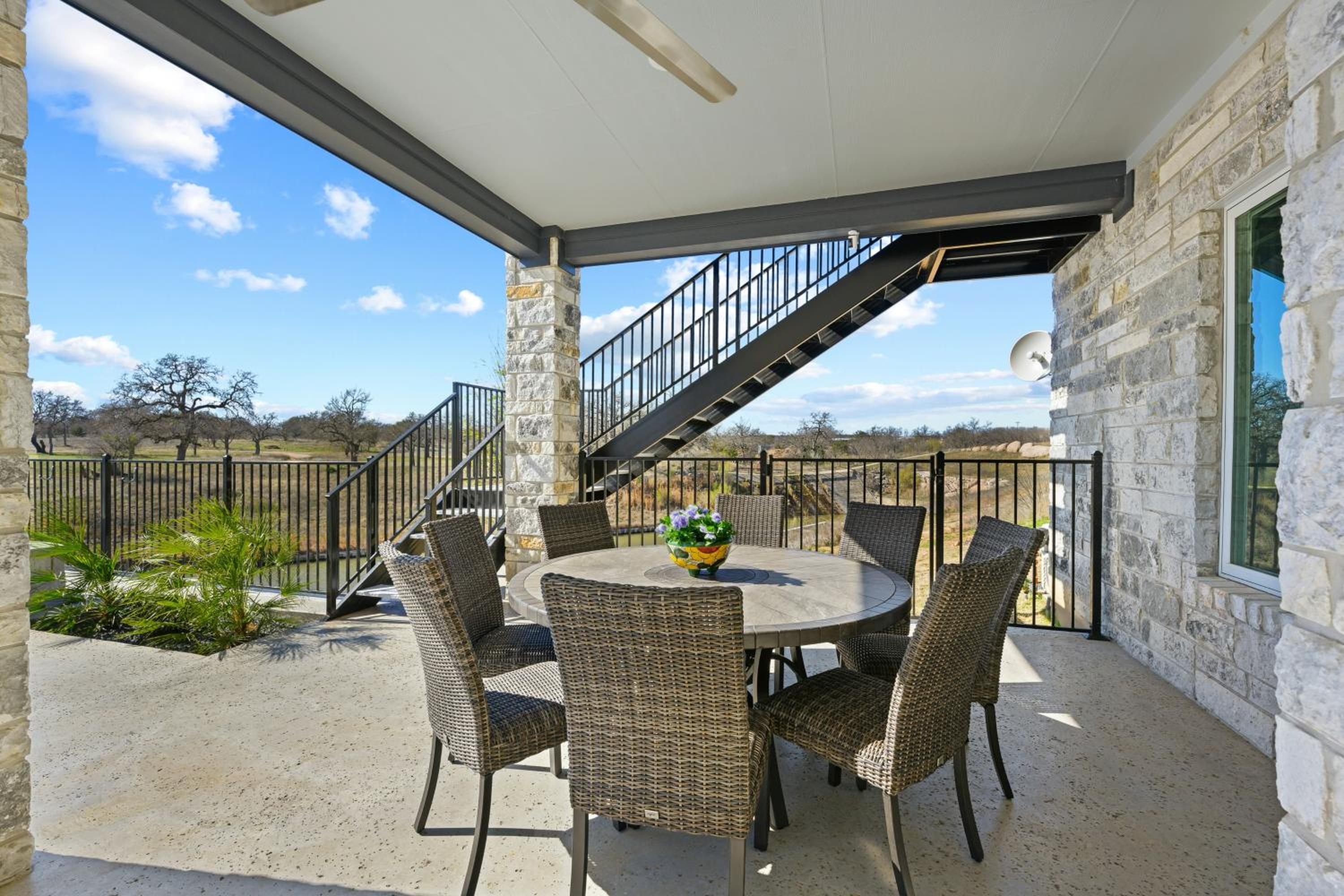 5 BR Home on lake with Pool, spa, Golf, boating