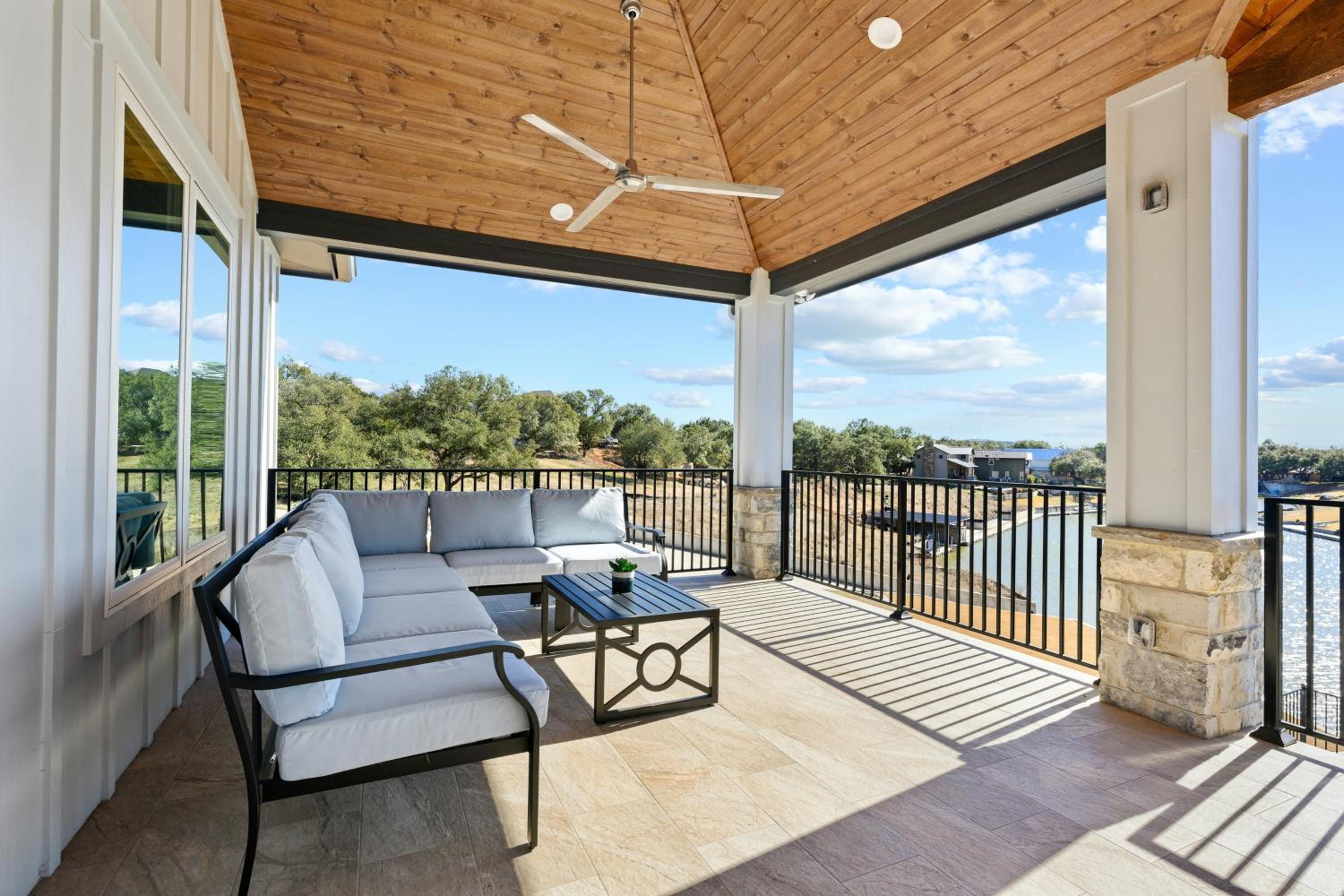 5 BR Home on lake with Pool, spa, Golf, boating
