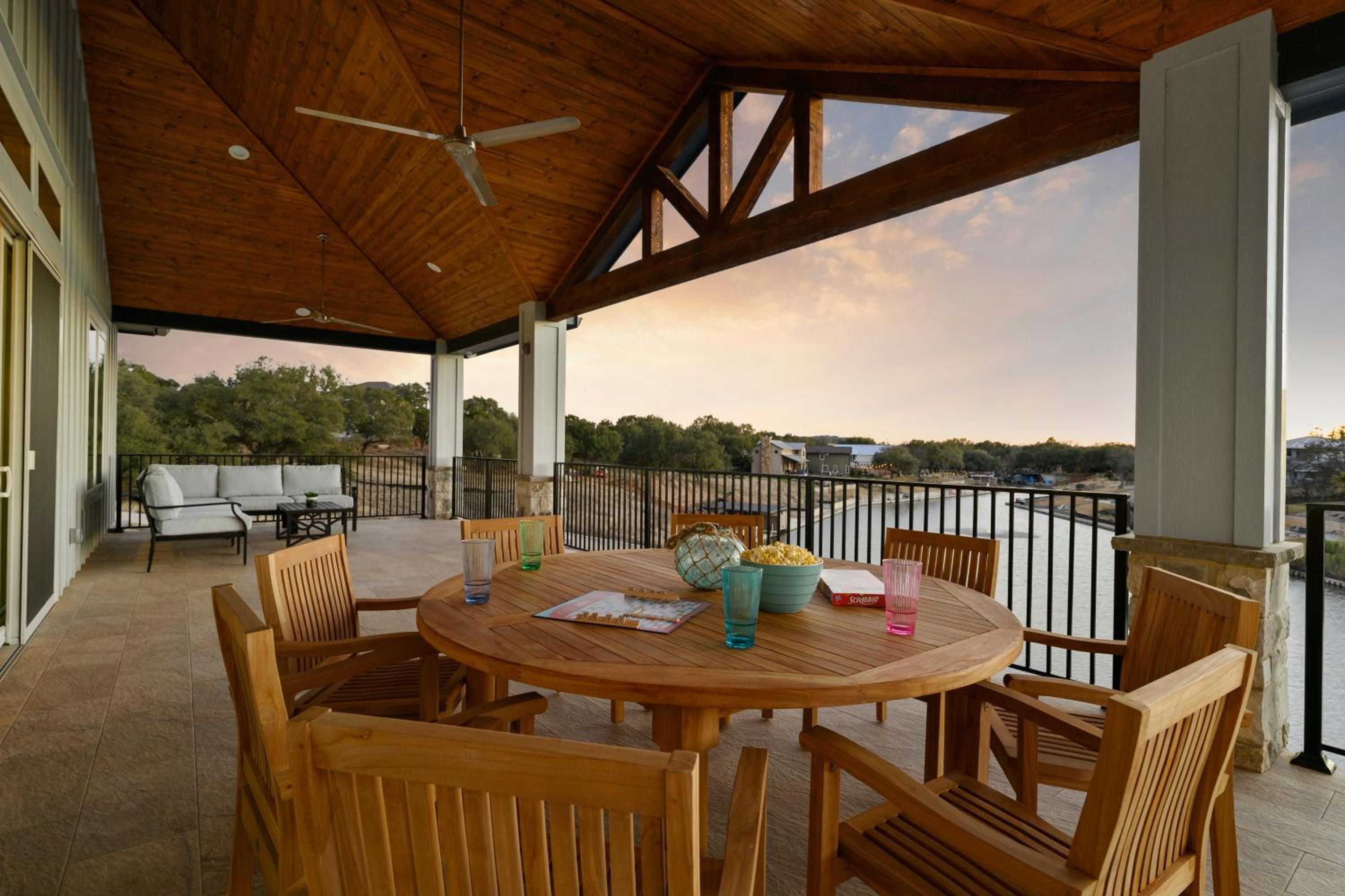 5 BR Home on lake with Pool, spa, Golf, boating