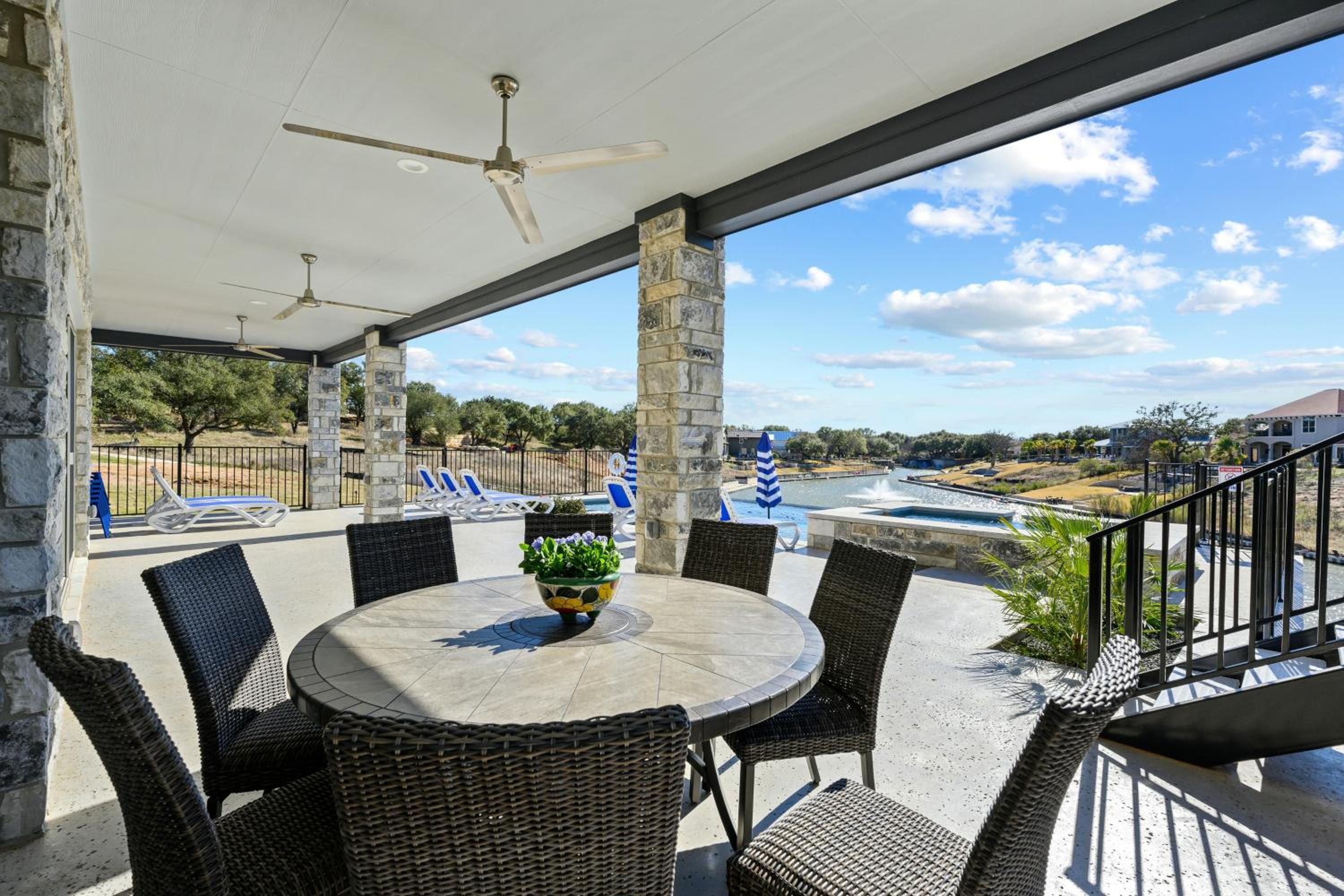 5 BR Home on lake with Pool, spa, Golf, boating