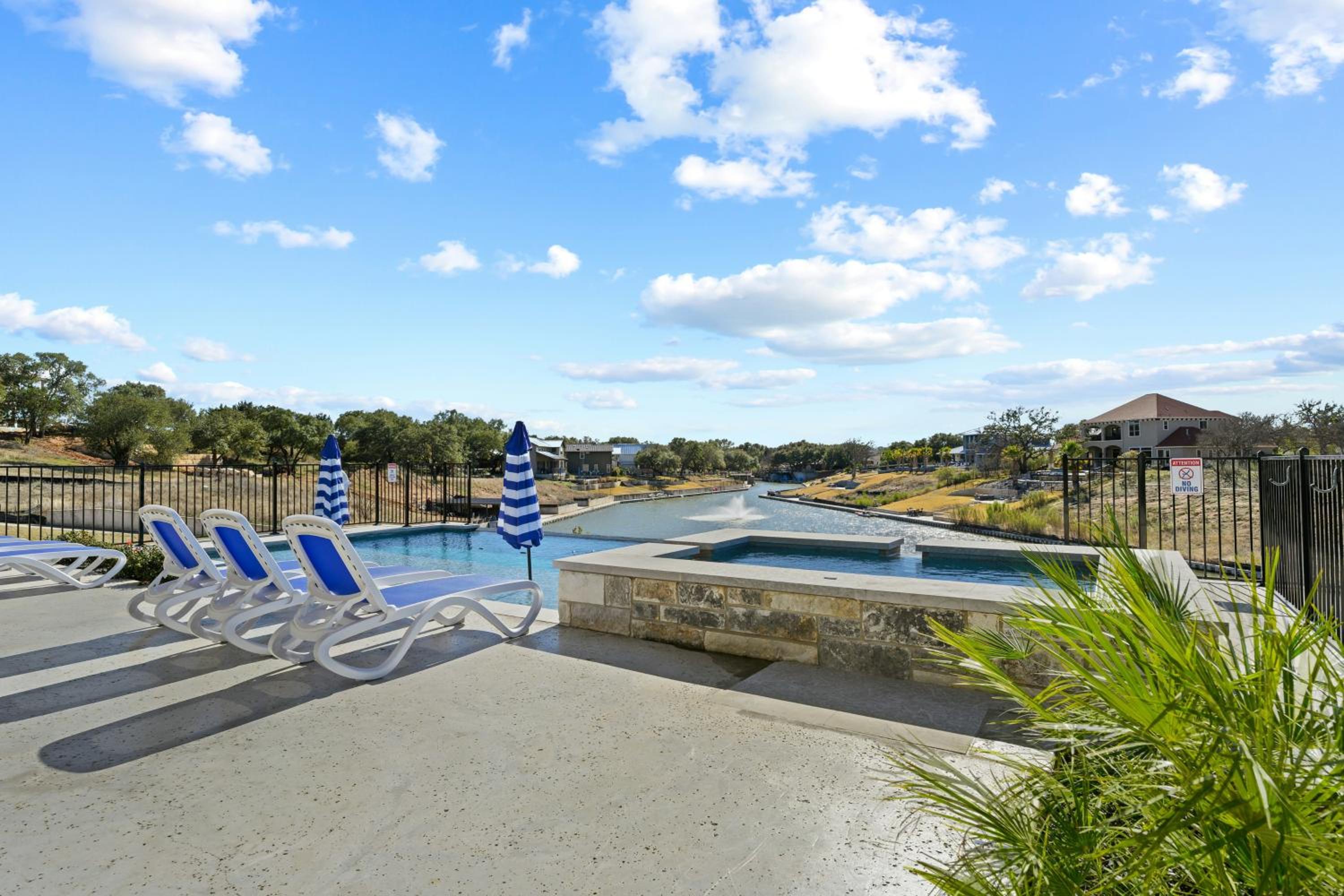 5 BR Home on lake with Pool, spa, Golf, boating