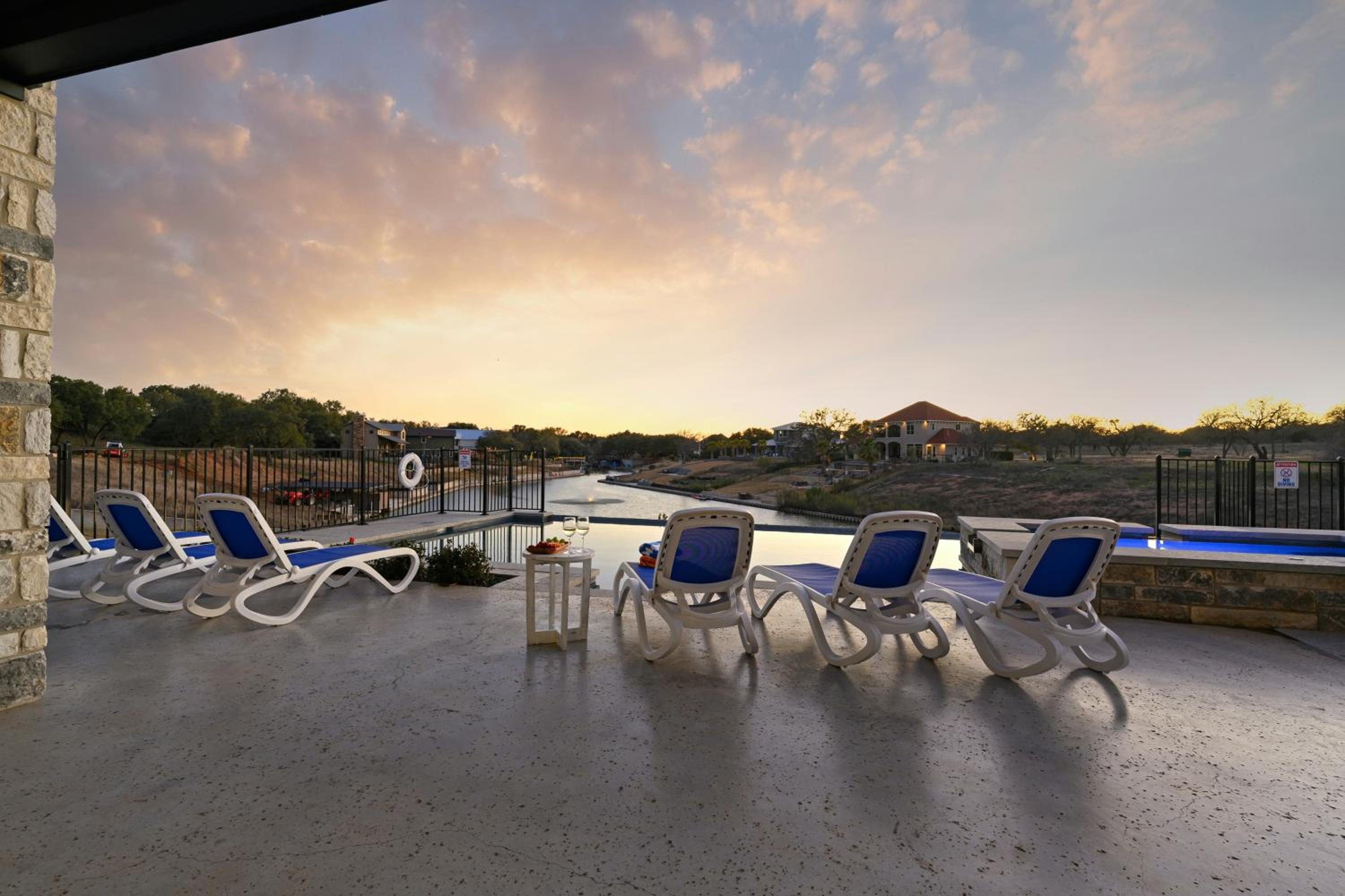 5 BR Home on lake with Pool, spa, Golf, boating