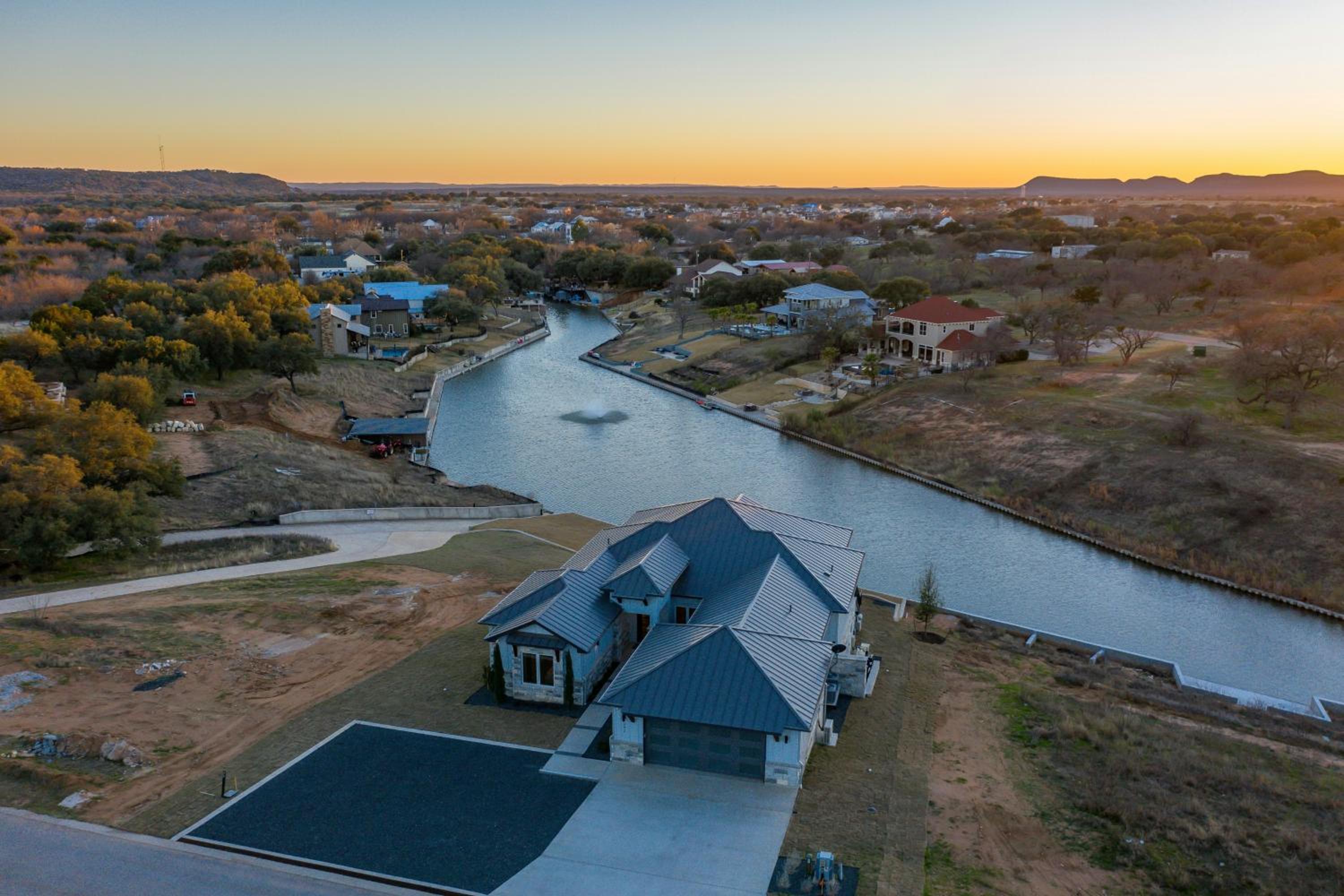 5 BR Home on lake with Pool, spa, Golf, boating