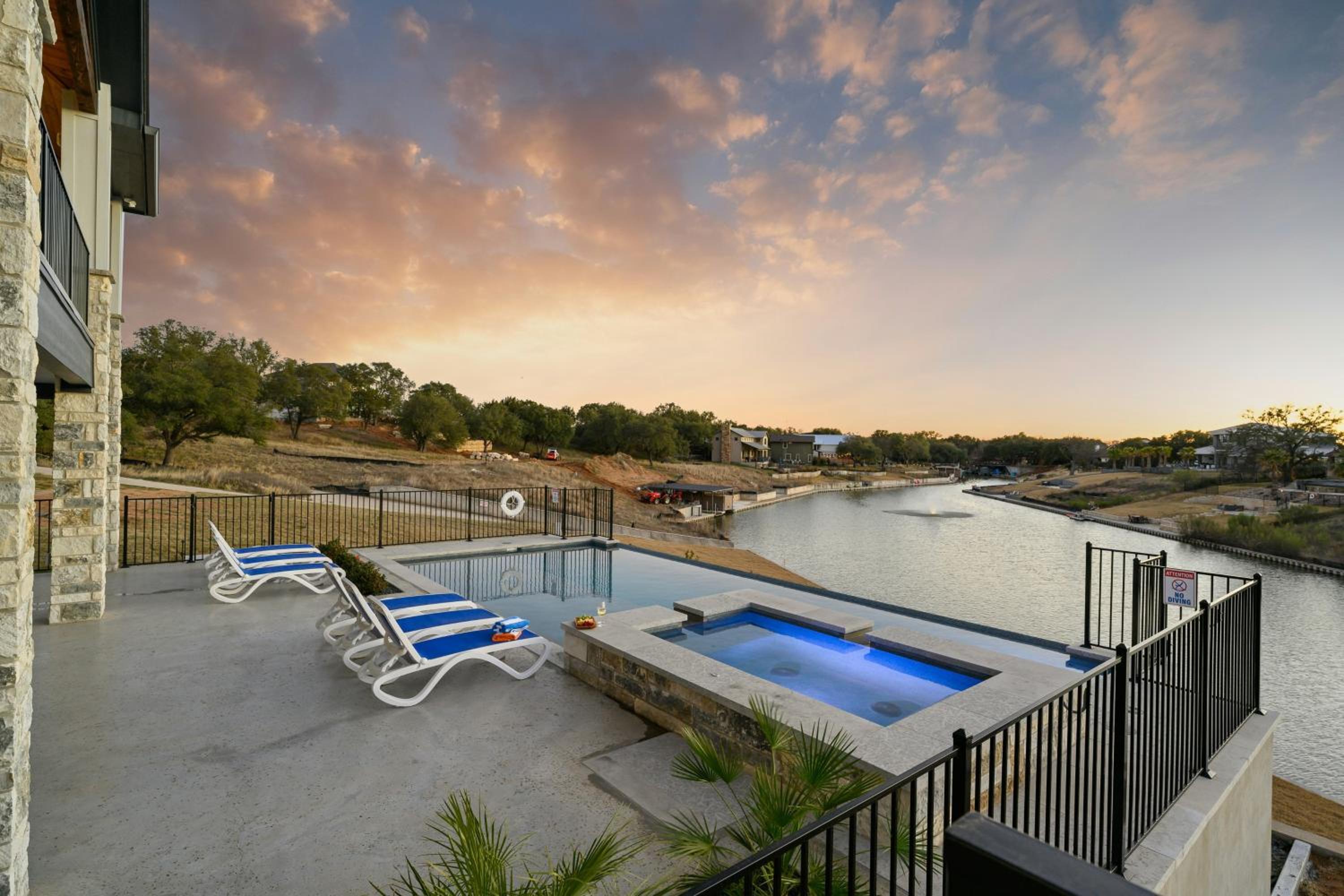 5 BR Home on lake with Pool, spa, Golf, boating