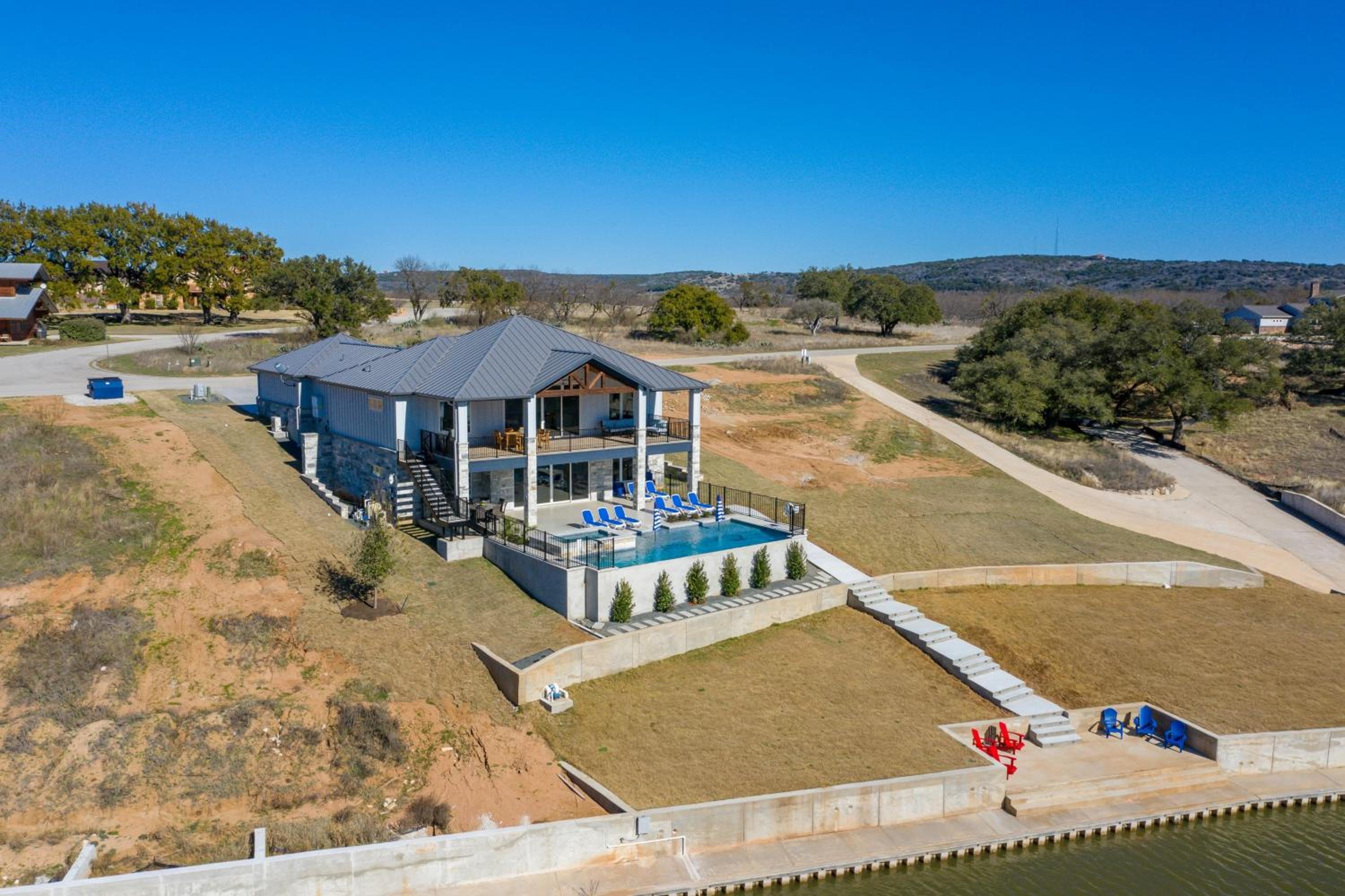 5 BR Home on lake with Pool, spa, Golf, boating