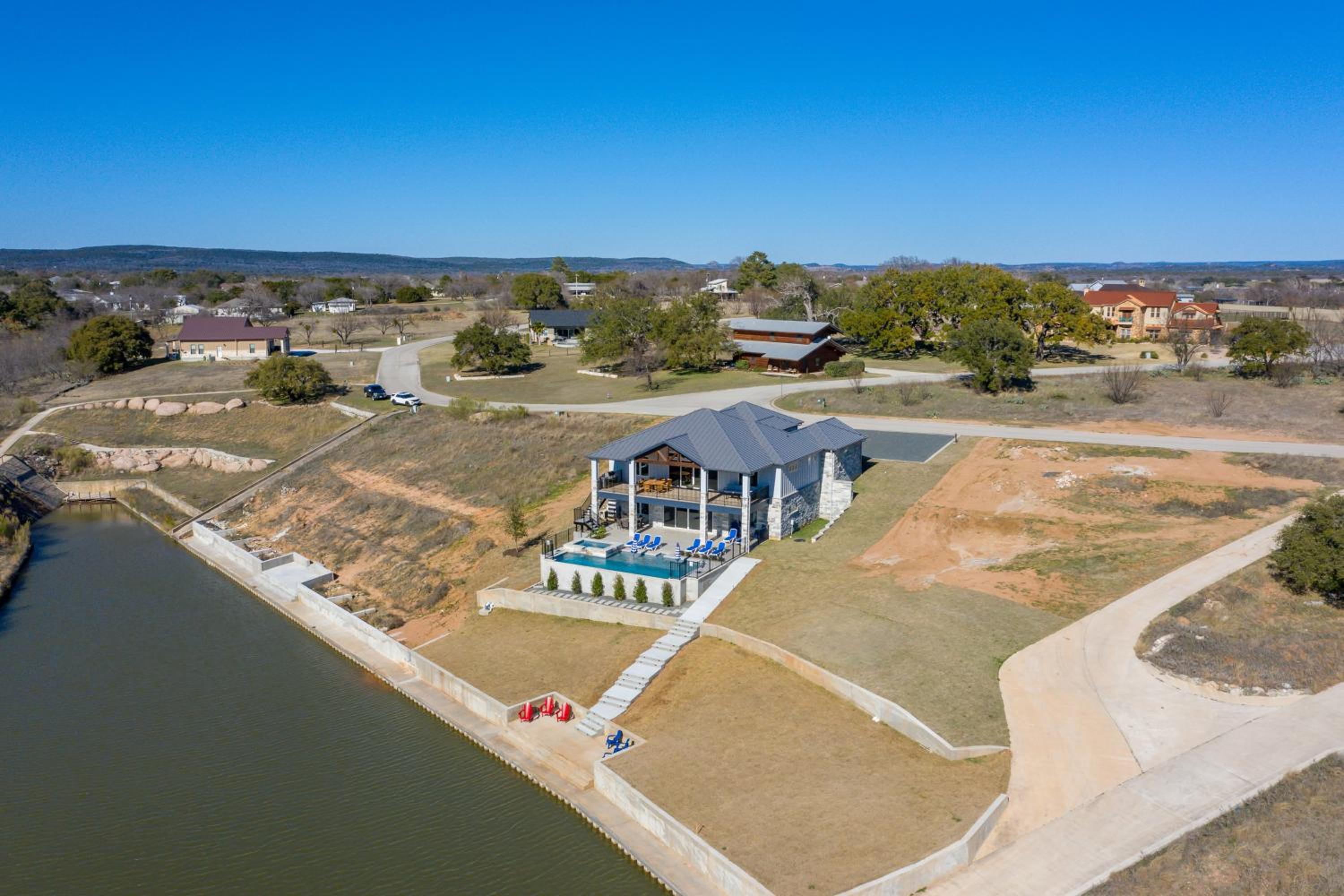 5 BR Home on lake with Pool, spa, Golf, boating
