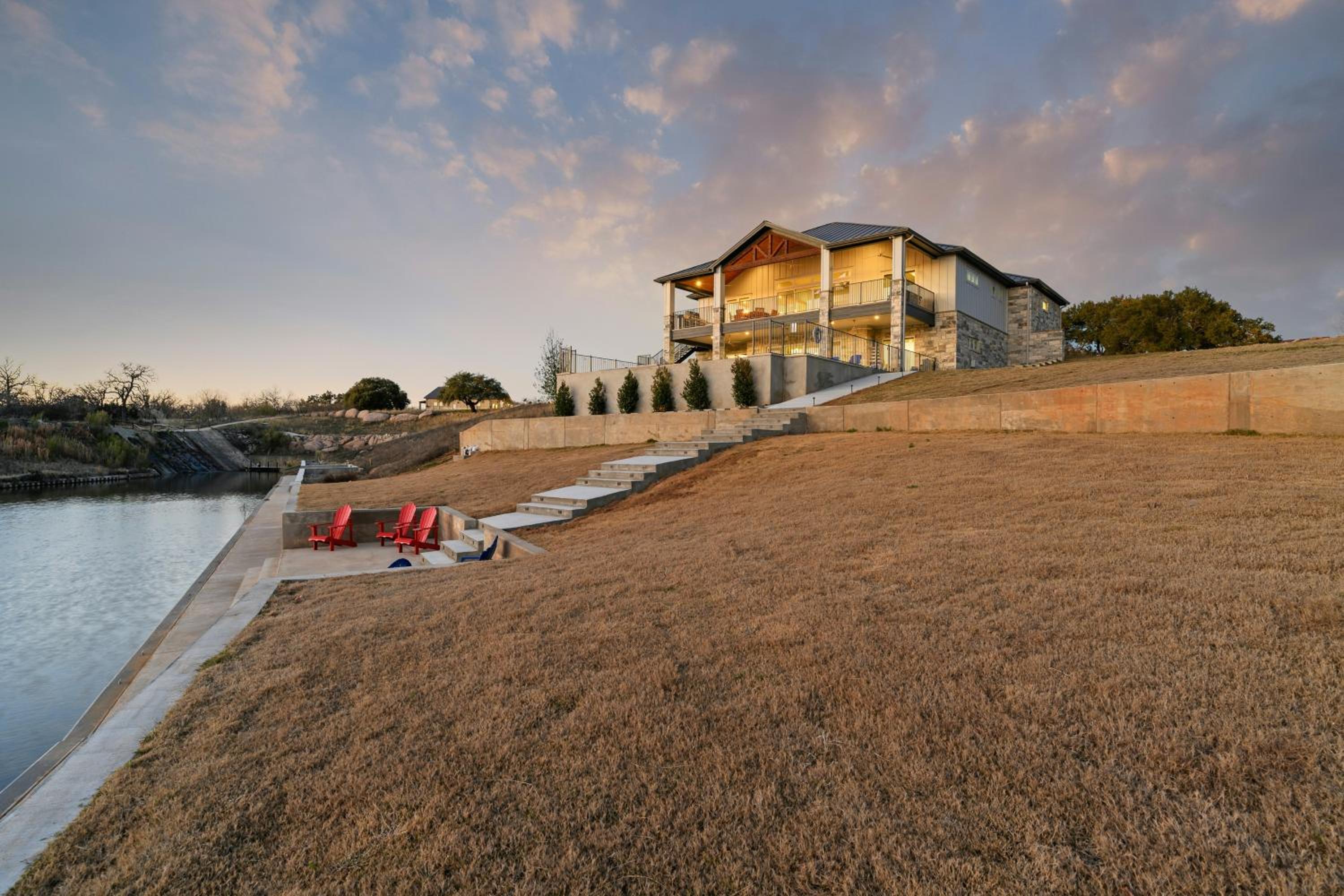 5 BR Home on lake with Pool, spa, Golf, boating