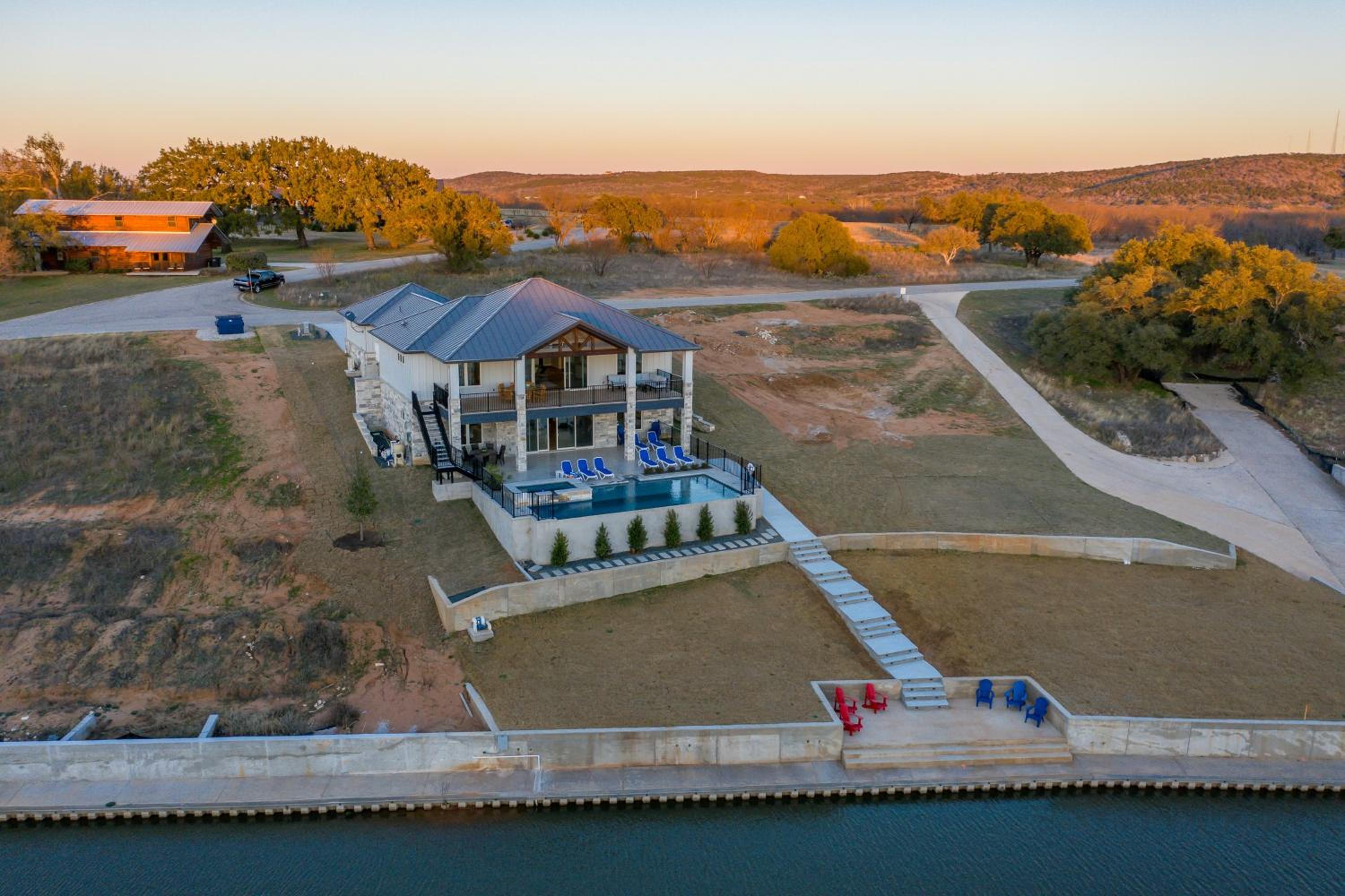5 BR Home on lake with Pool, spa, Golf, boating