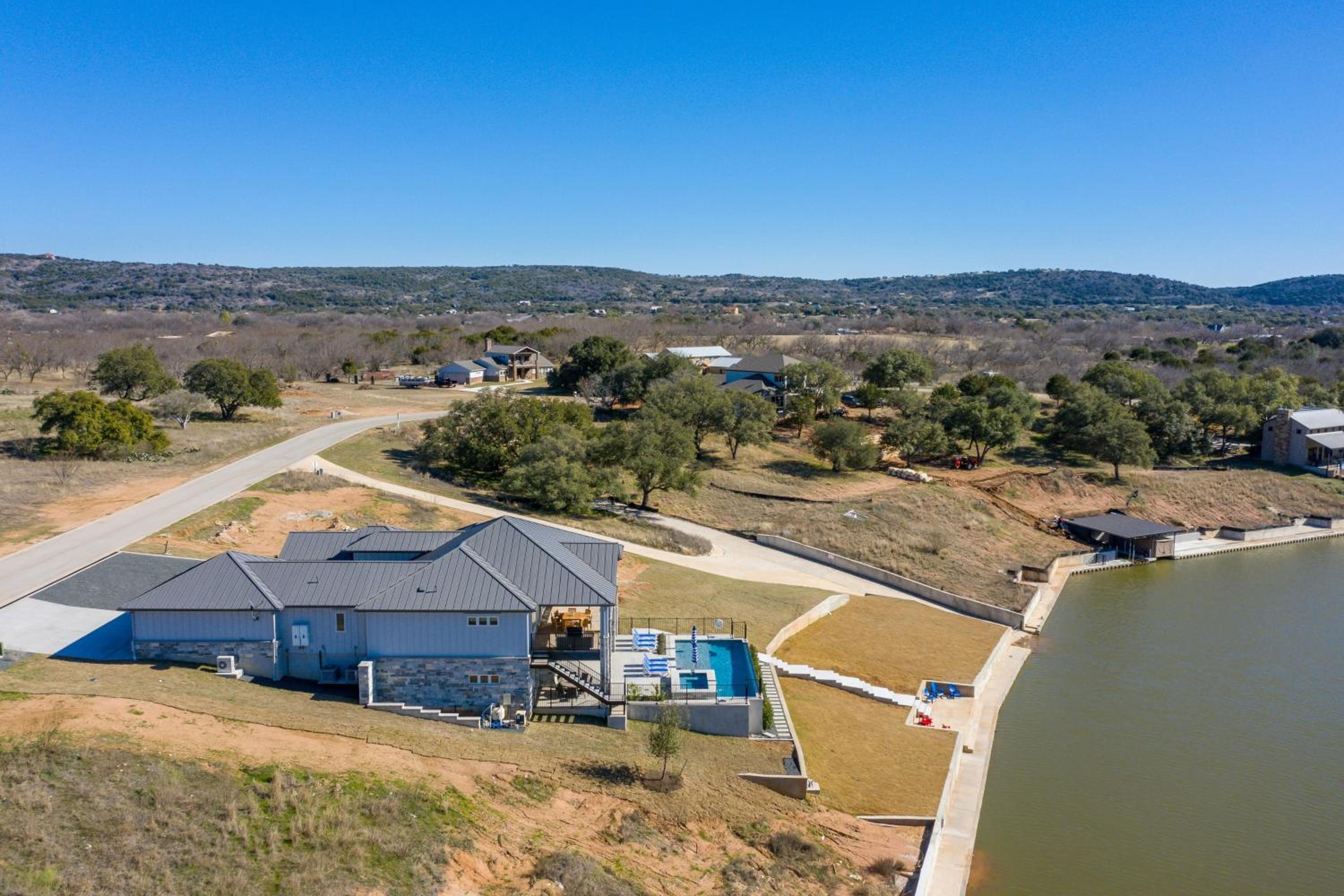 5 BR Home on lake with Pool, spa, Golf, boating