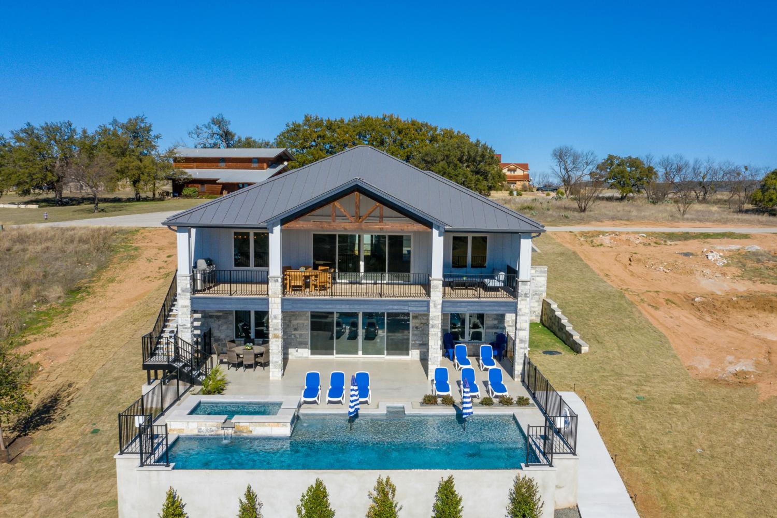 5 BR Home on lake with Pool, spa, Golf, boating