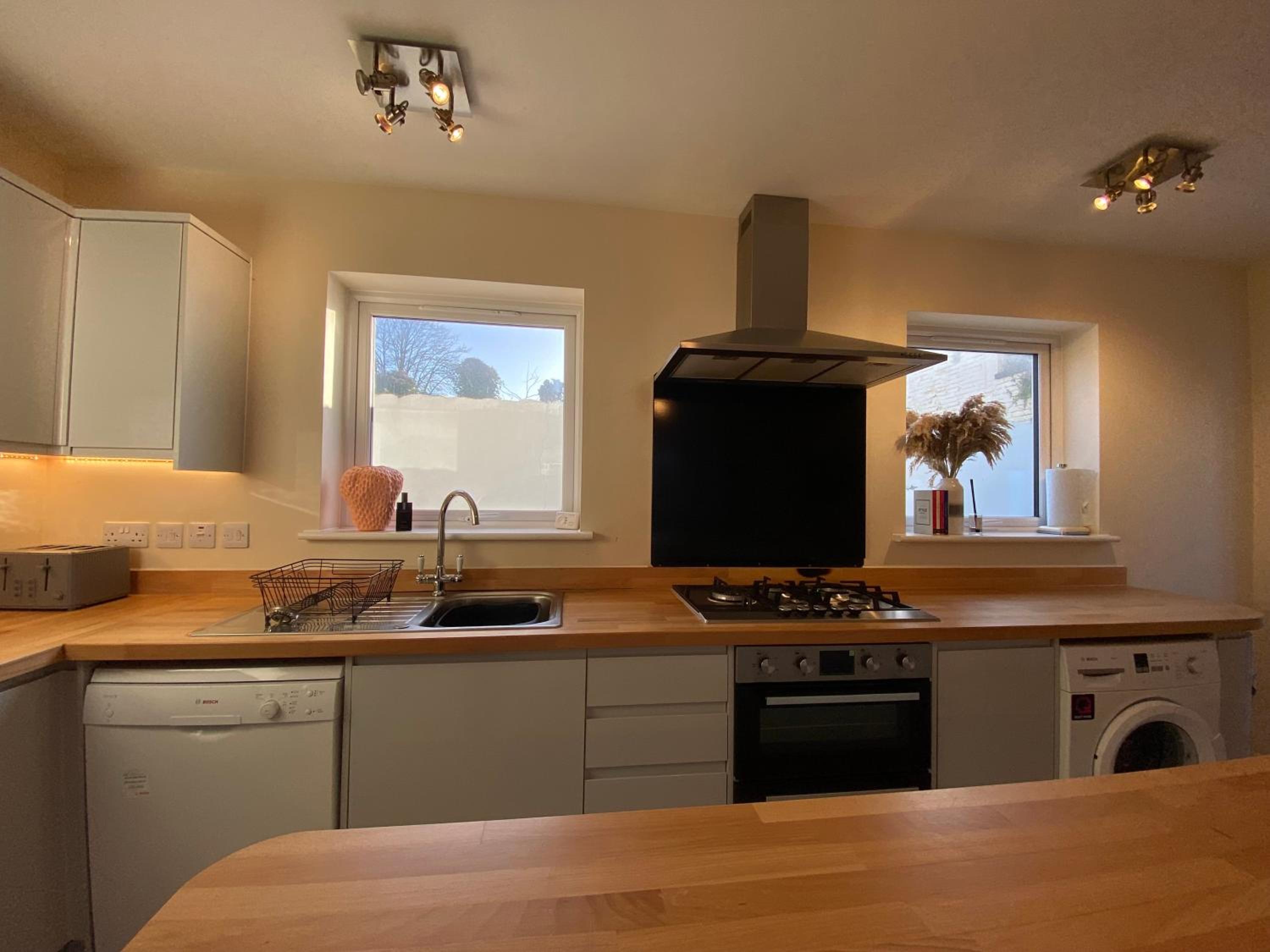 Cosy 3 Bedroom House, Bath Road, Cheltenham
