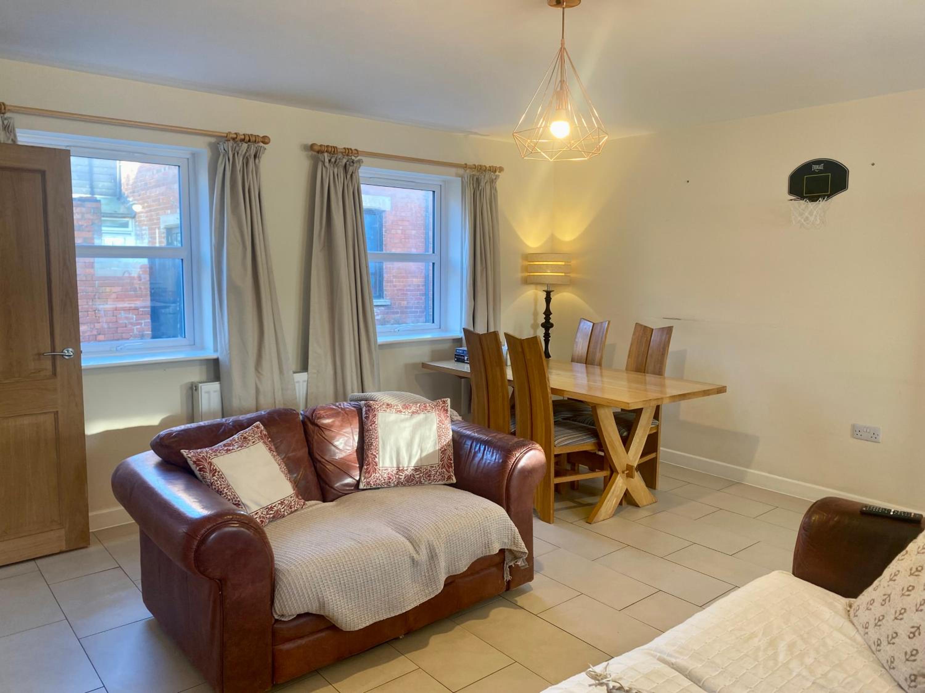 Cosy 3 Bedroom House, Bath Road, Cheltenham