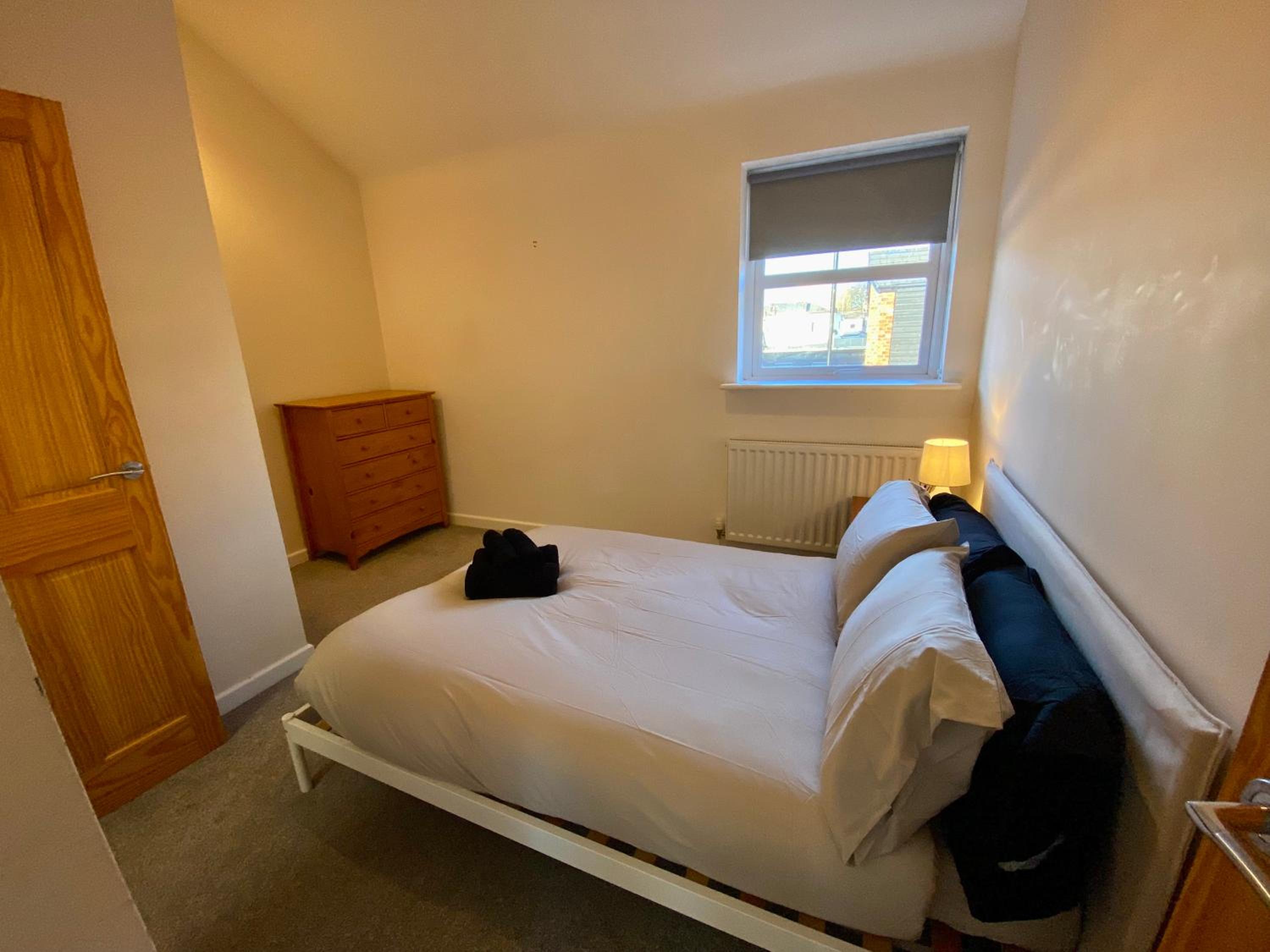Cosy 3 Bedroom House, Bath Road, Cheltenham