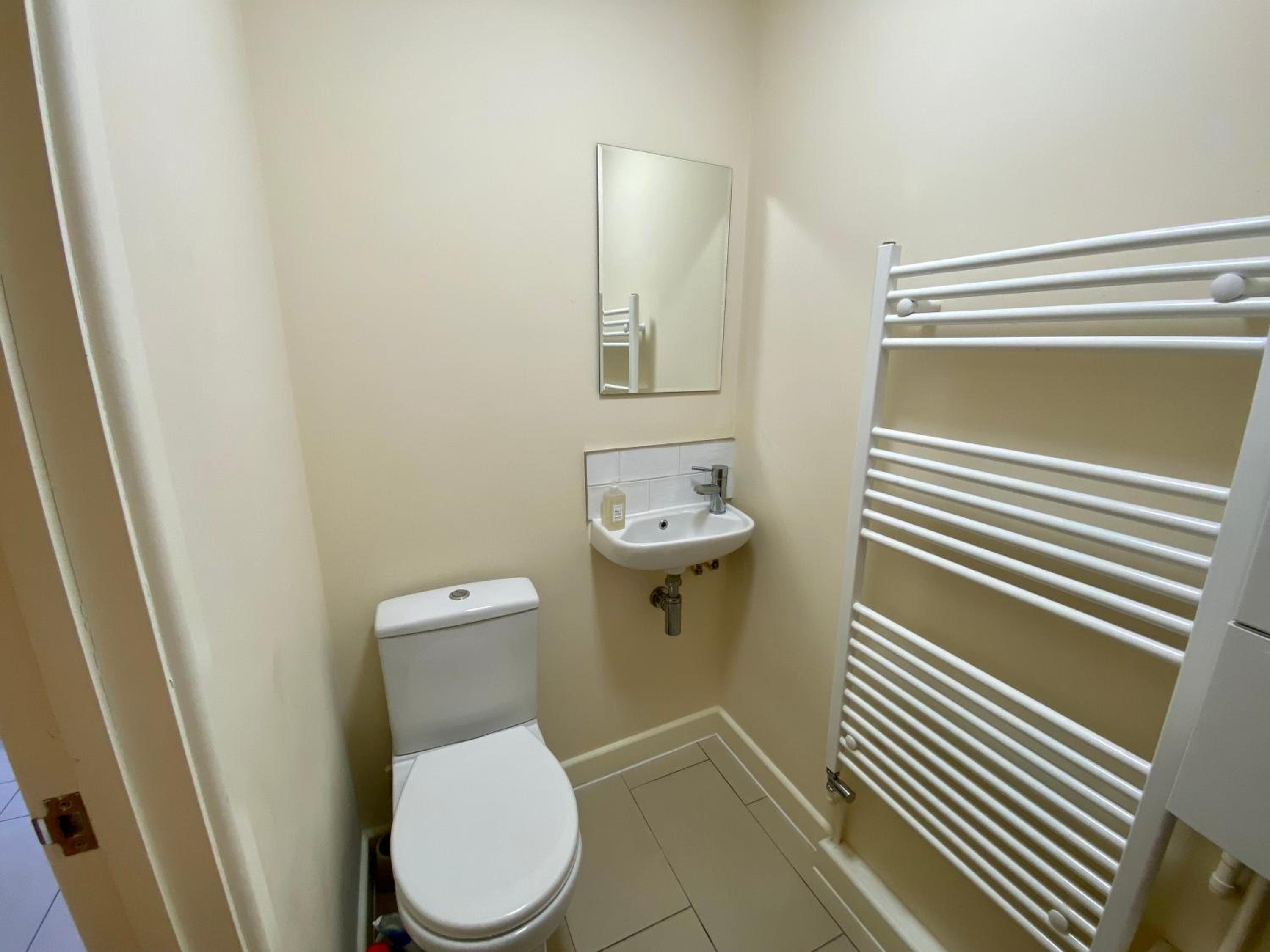 Cosy 3 Bedroom House, Bath Road, Cheltenham