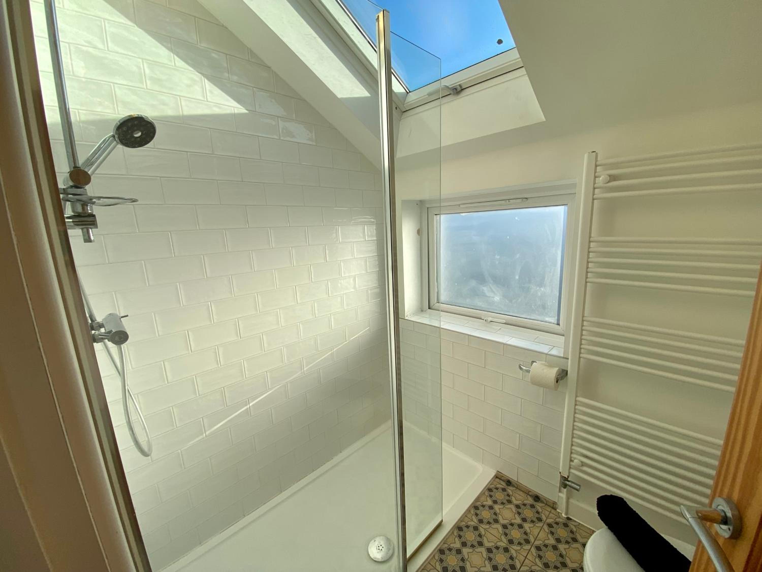 Cosy 3 Bedroom House, Bath Road, Cheltenham