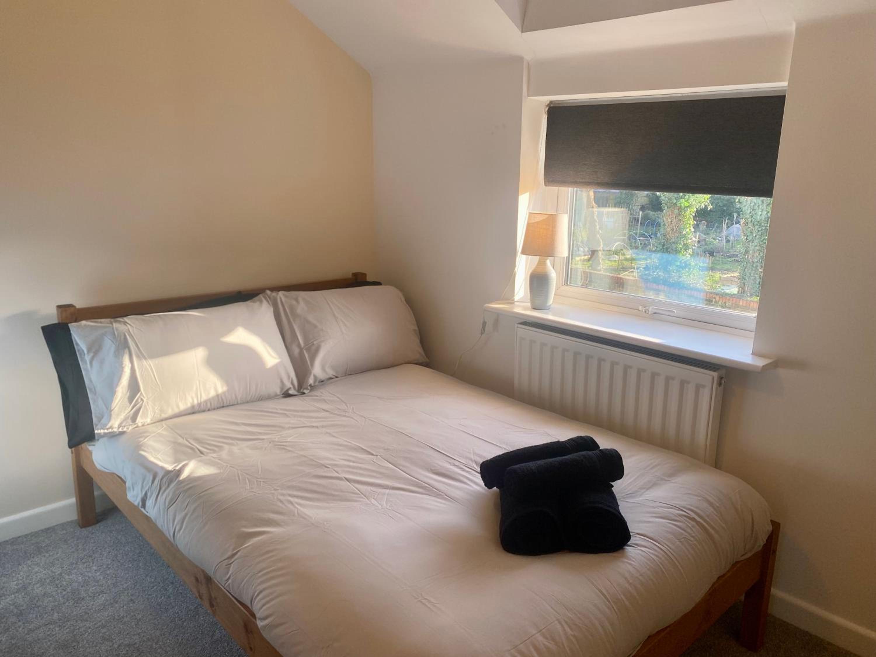 Cosy 3 Bedroom House, Bath Road, Cheltenham