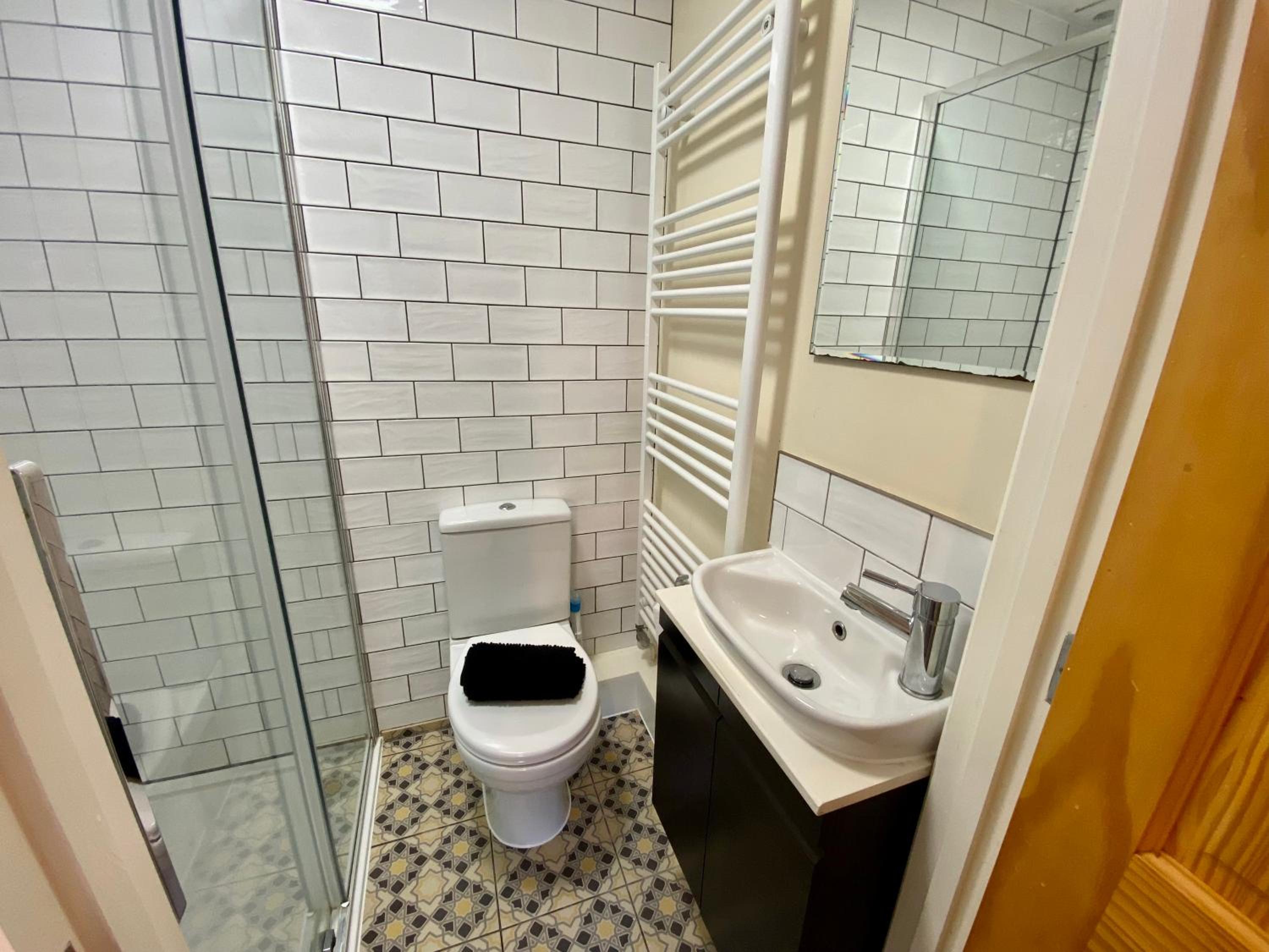 Cosy 3 Bedroom House, Bath Road, Cheltenham