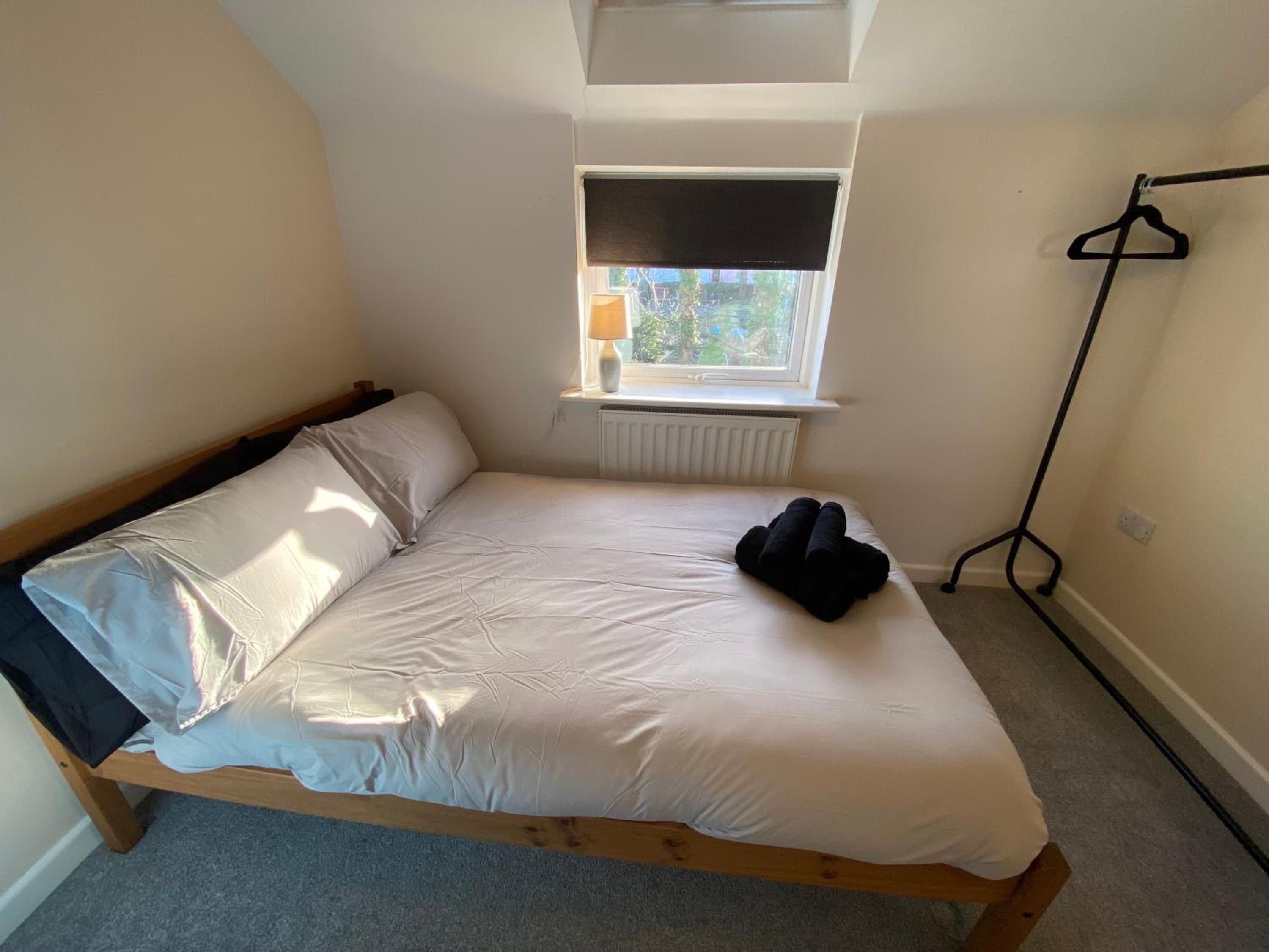 Cosy 3 Bedroom House, Bath Road, Cheltenham