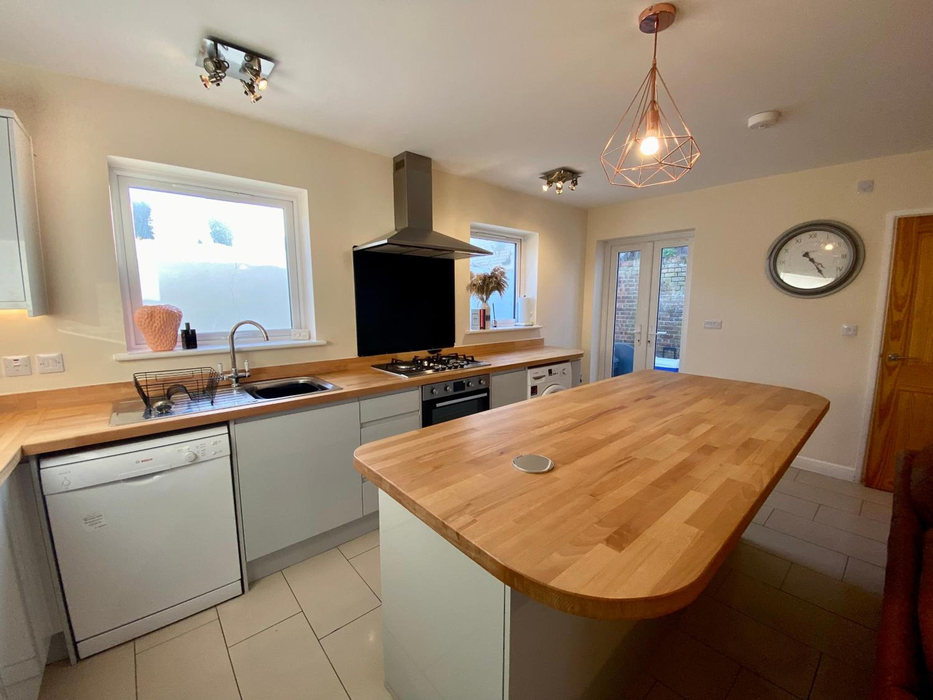Cosy 3 Bedroom House, Bath Road, Cheltenham