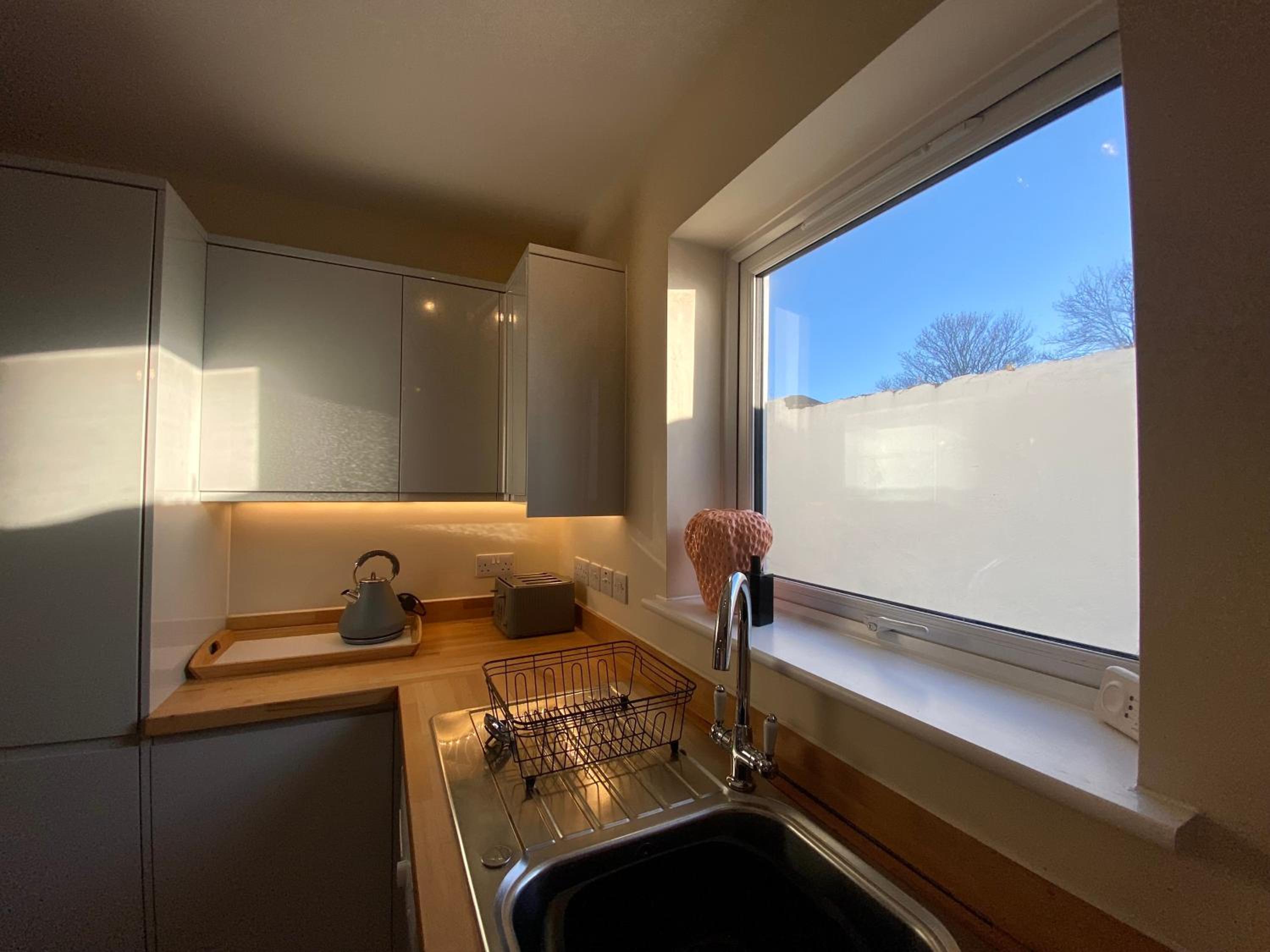 Cosy 3 Bedroom House, Bath Road, Cheltenham