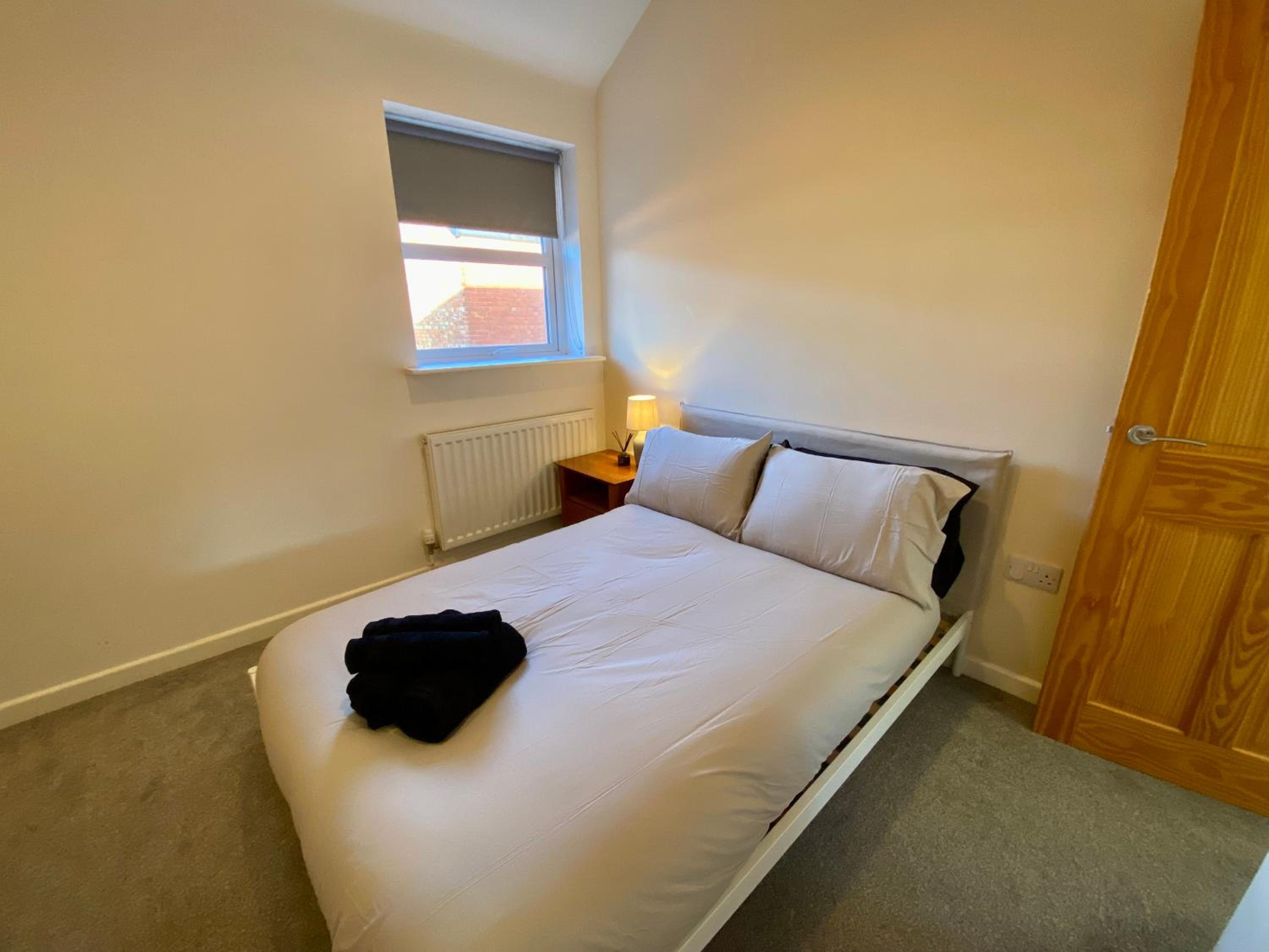 Cosy 3 Bedroom House, Bath Road, Cheltenham