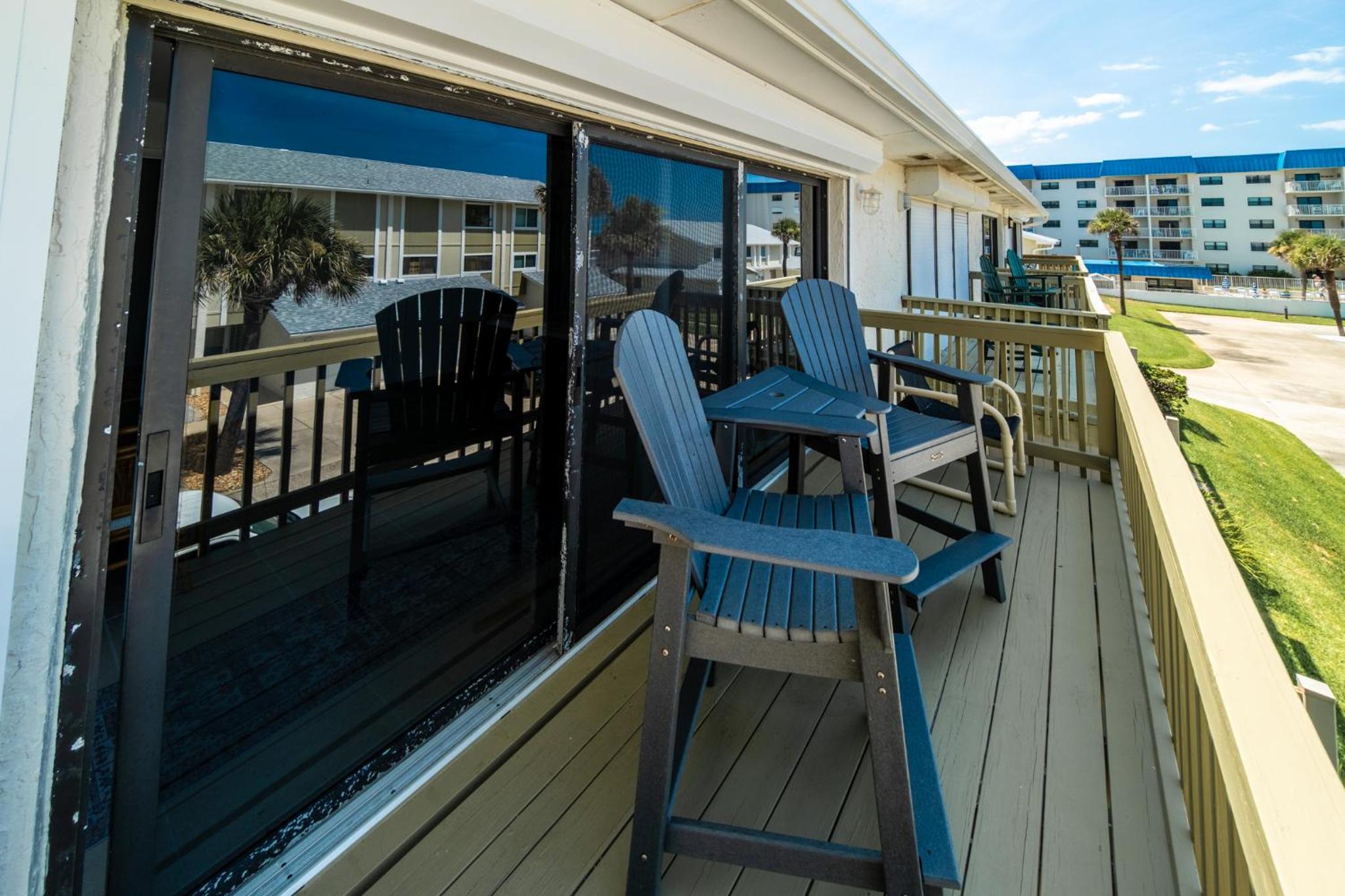 Oceanside Village Townhouse No Drive New Smyrna Beach, Private Ground Floor Patio w Grill