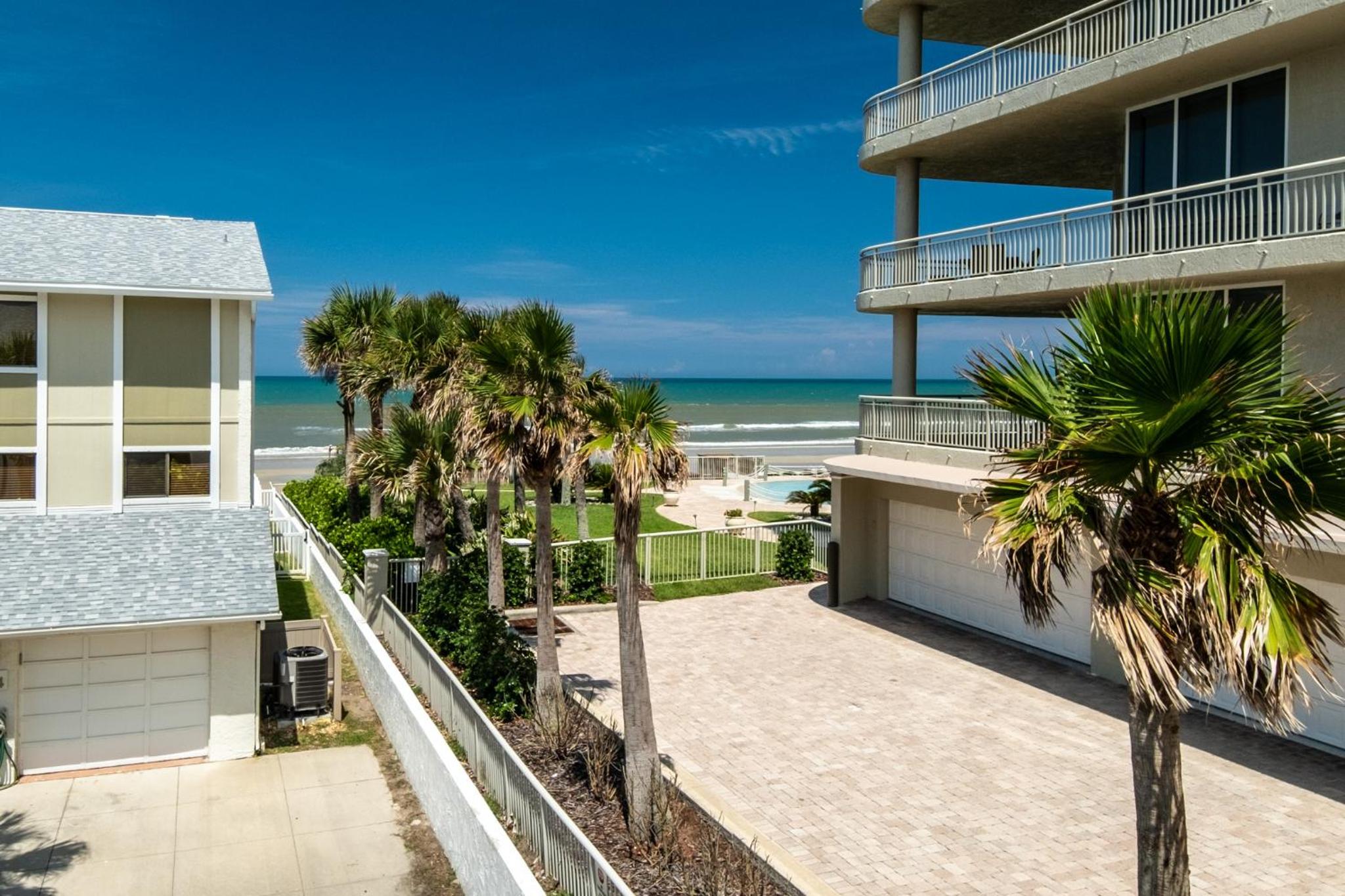 Oceanside Village Townhouse No Drive New Smyrna Beach, Private Ground Floor Patio w Grill