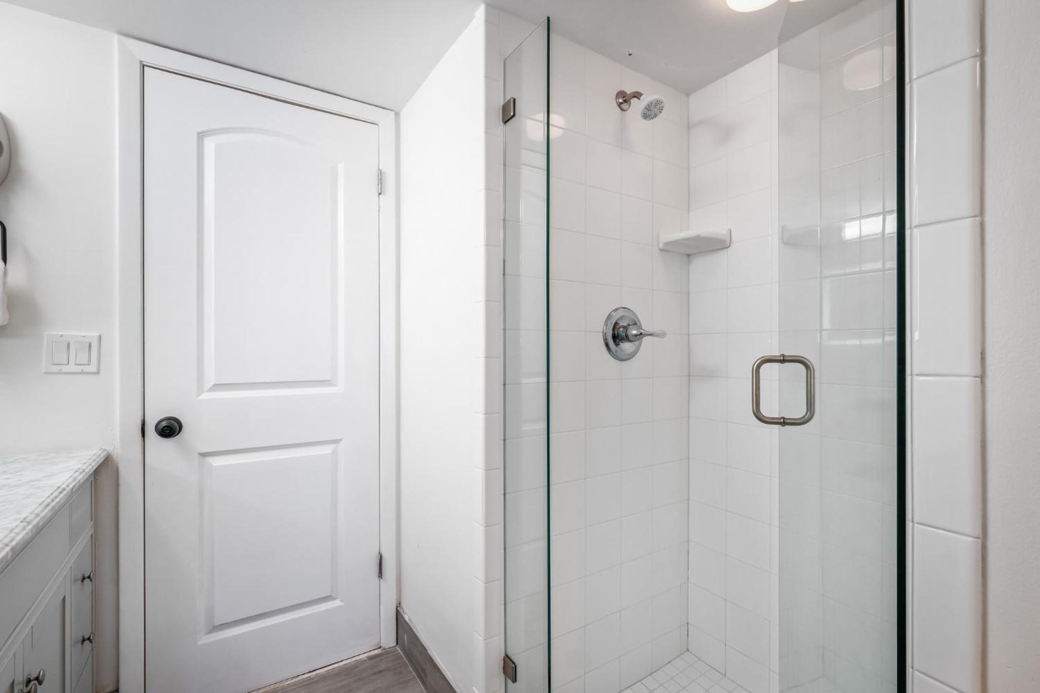 Direct Oceanfront Southeast Corner Condo, Large Balcony, Heated Pool, Garage Parking