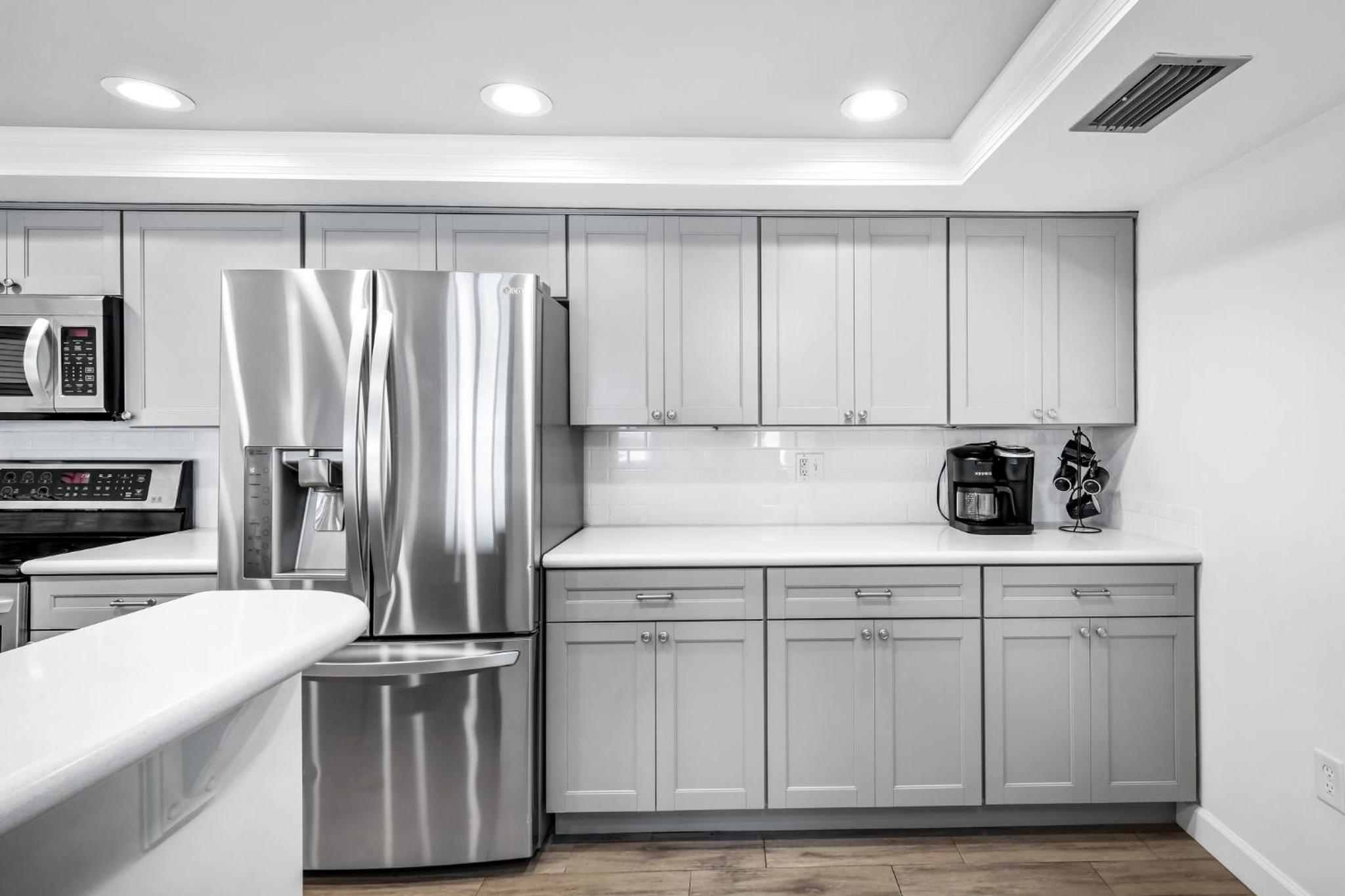 Direct Oceanfront Southeast Corner Condo, Large Balcony, Heated Pool, Garage Parking